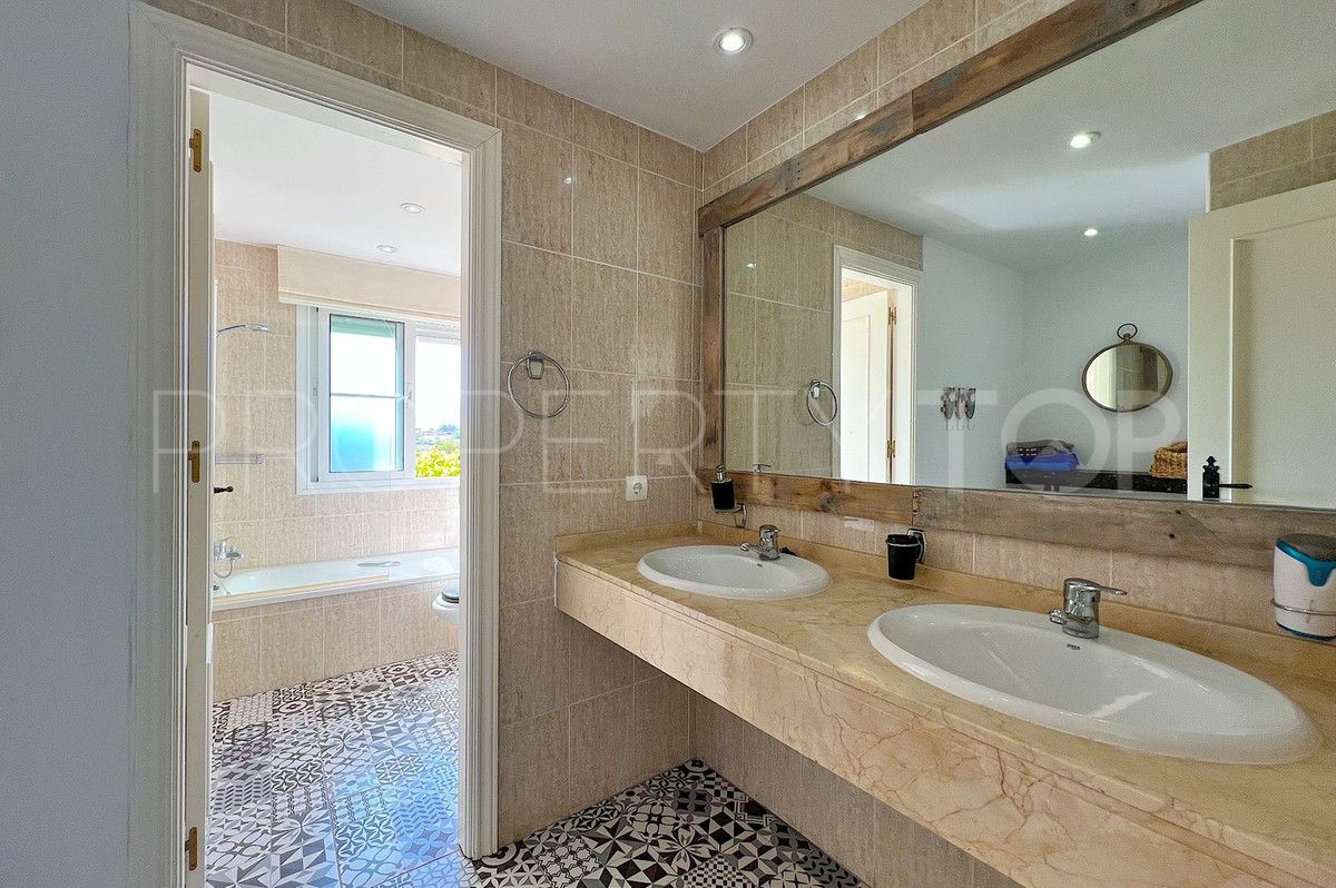 Town house for sale in Estepona with 5 bedrooms