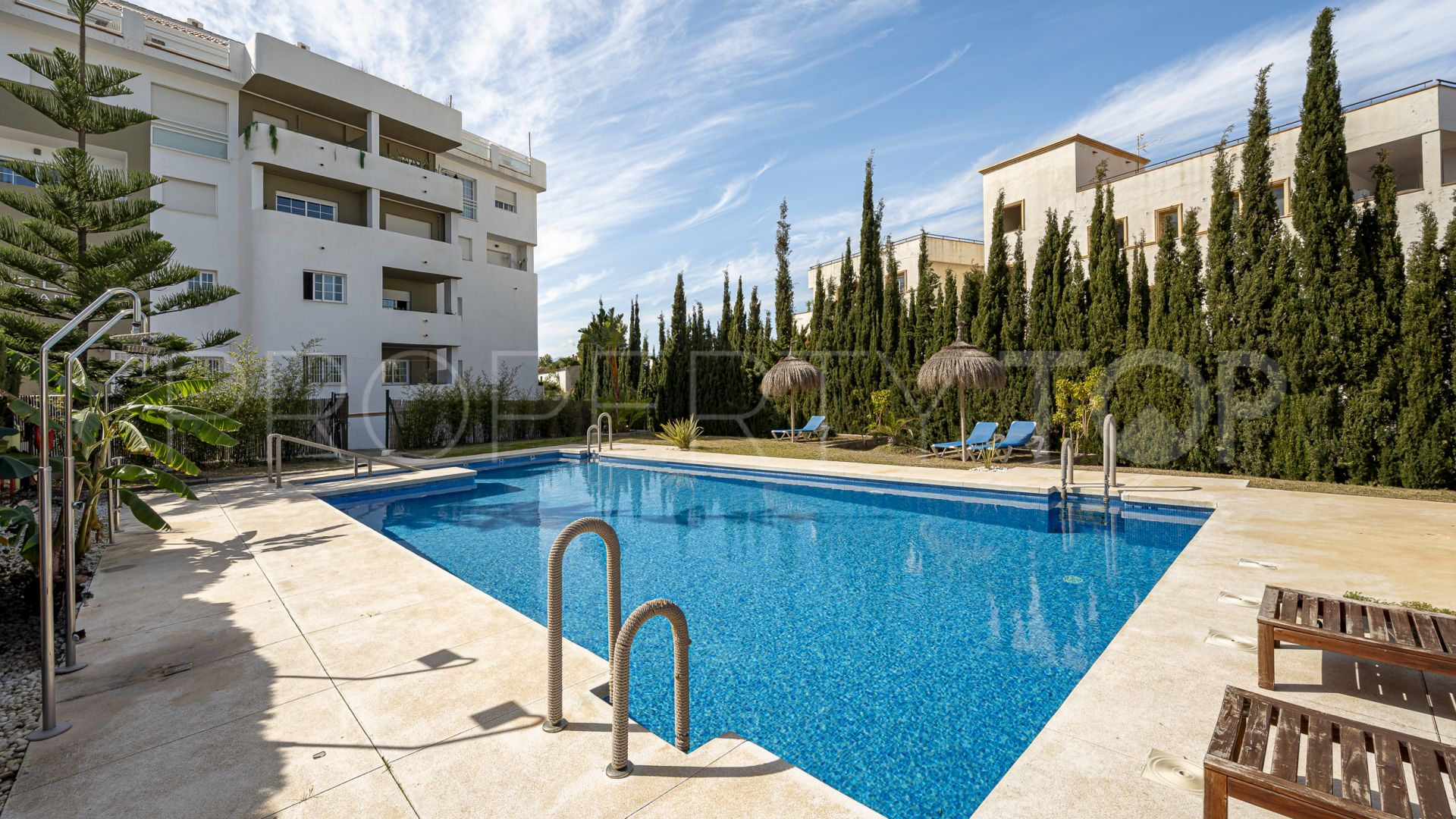 For sale ground floor apartment in Nueva Andalucia with 3 bedrooms