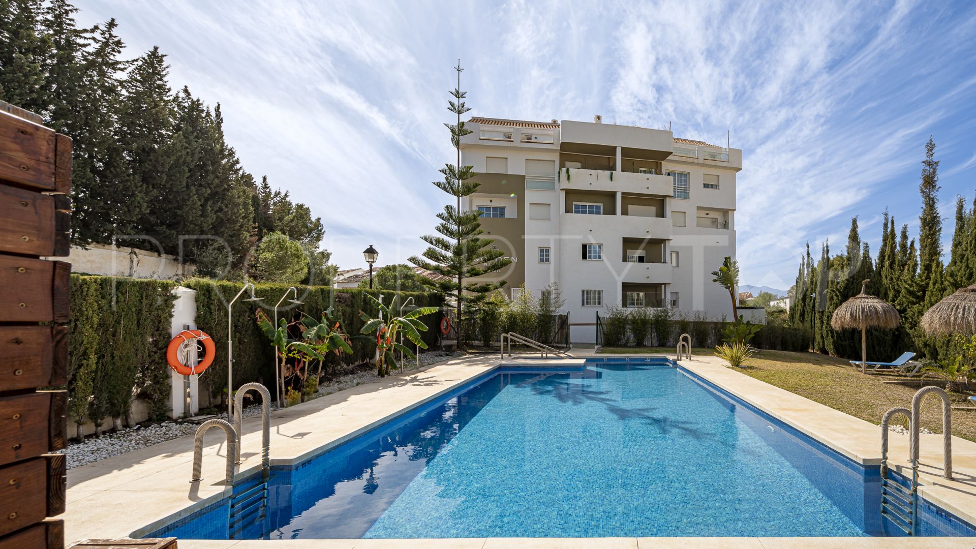 For sale ground floor apartment in Nueva Andalucia with 3 bedrooms