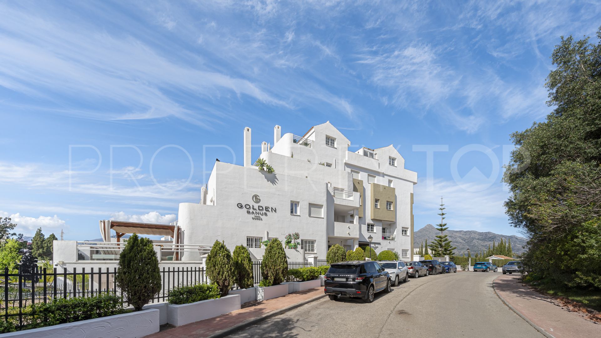 For sale ground floor apartment in Nueva Andalucia with 3 bedrooms