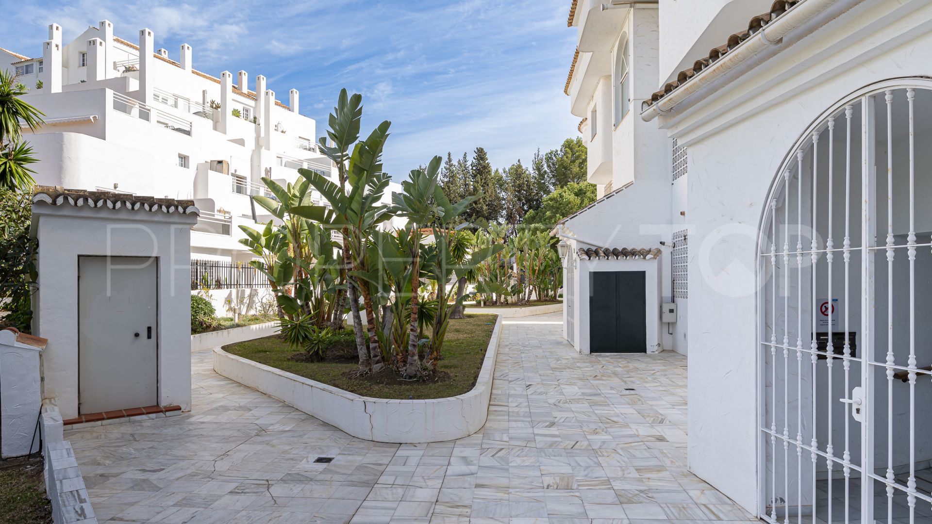 For sale ground floor apartment in Nueva Andalucia with 3 bedrooms