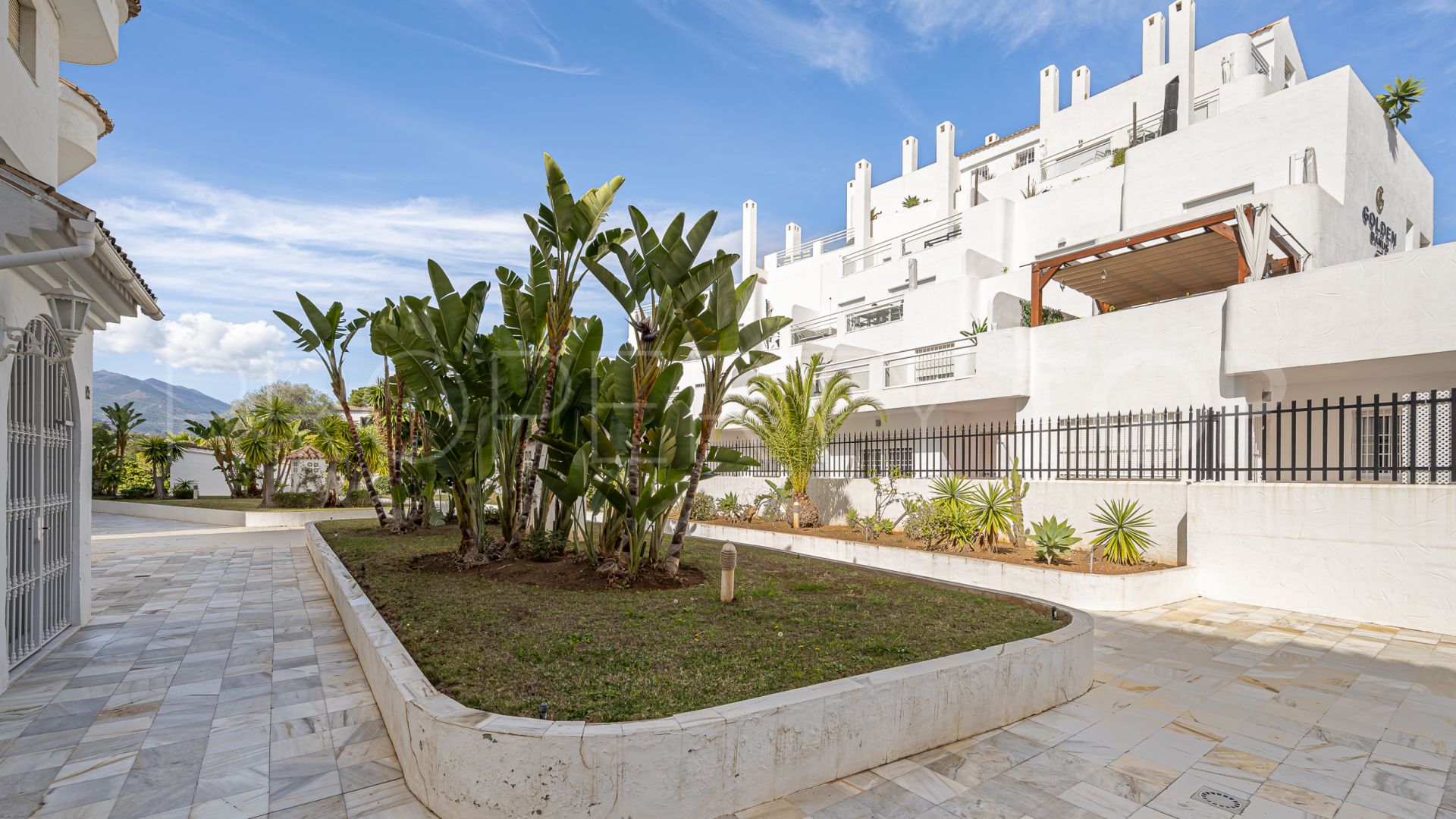 For sale ground floor apartment in Nueva Andalucia with 3 bedrooms