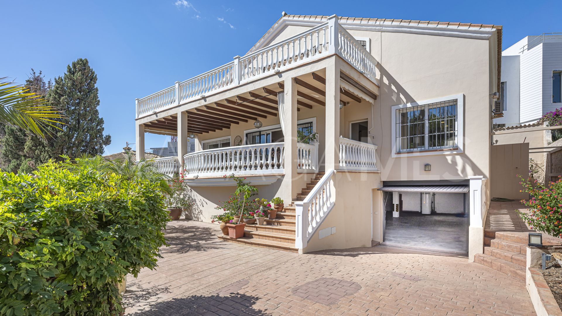 Buy villa in Costabella with 5 bedrooms