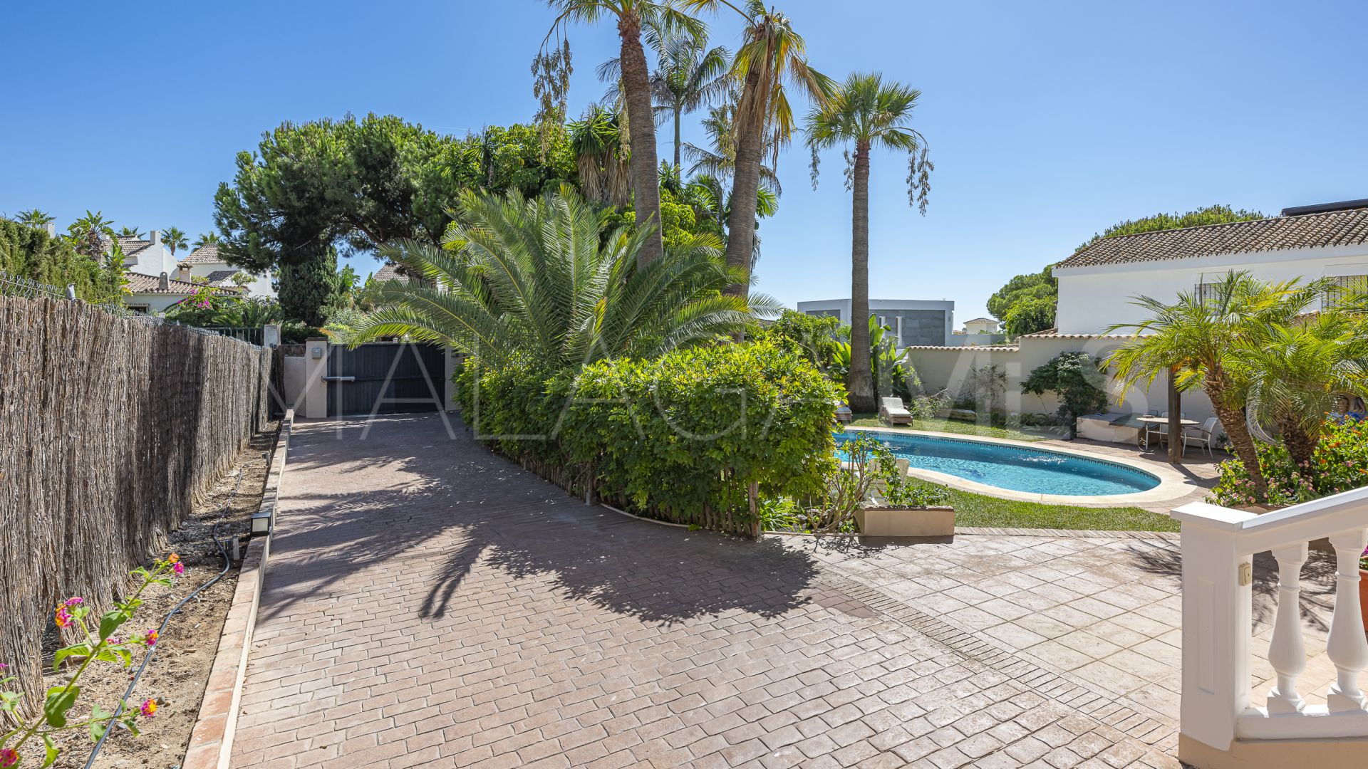 Buy villa in Costabella with 5 bedrooms