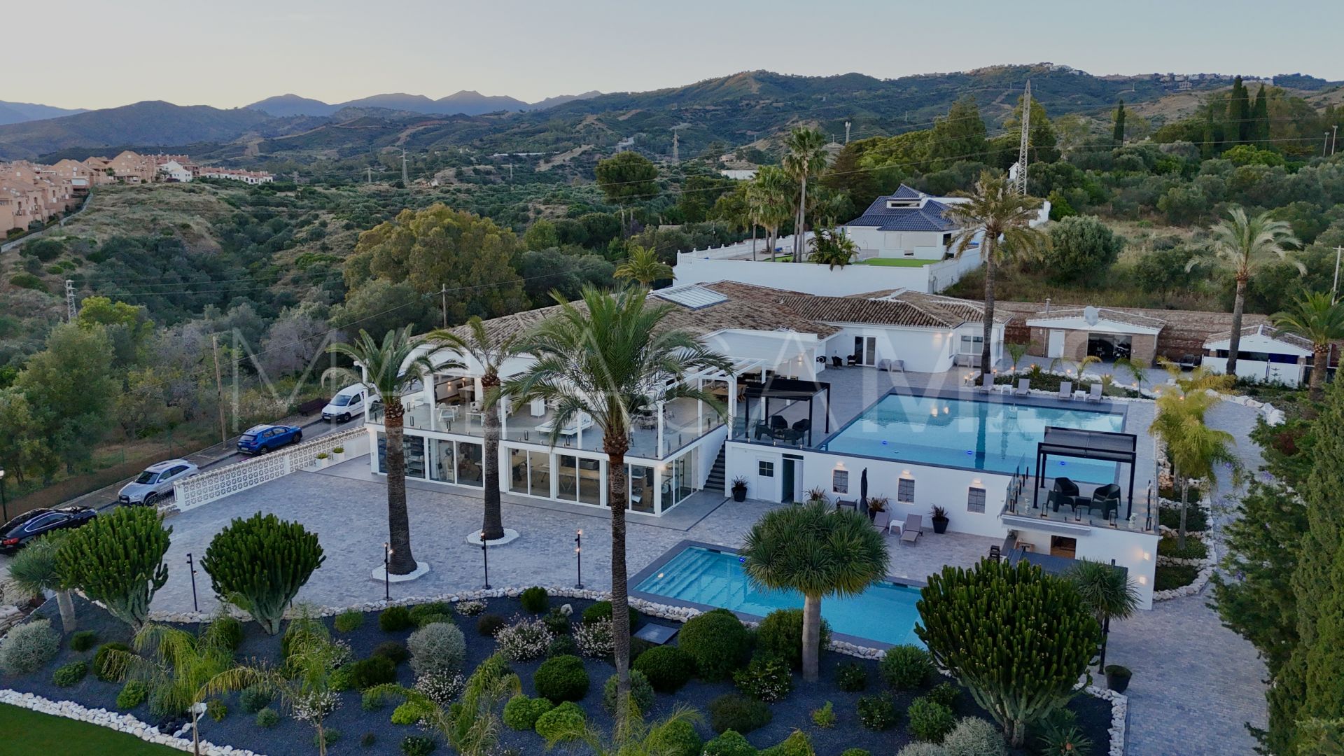Villa for sale in Elviria