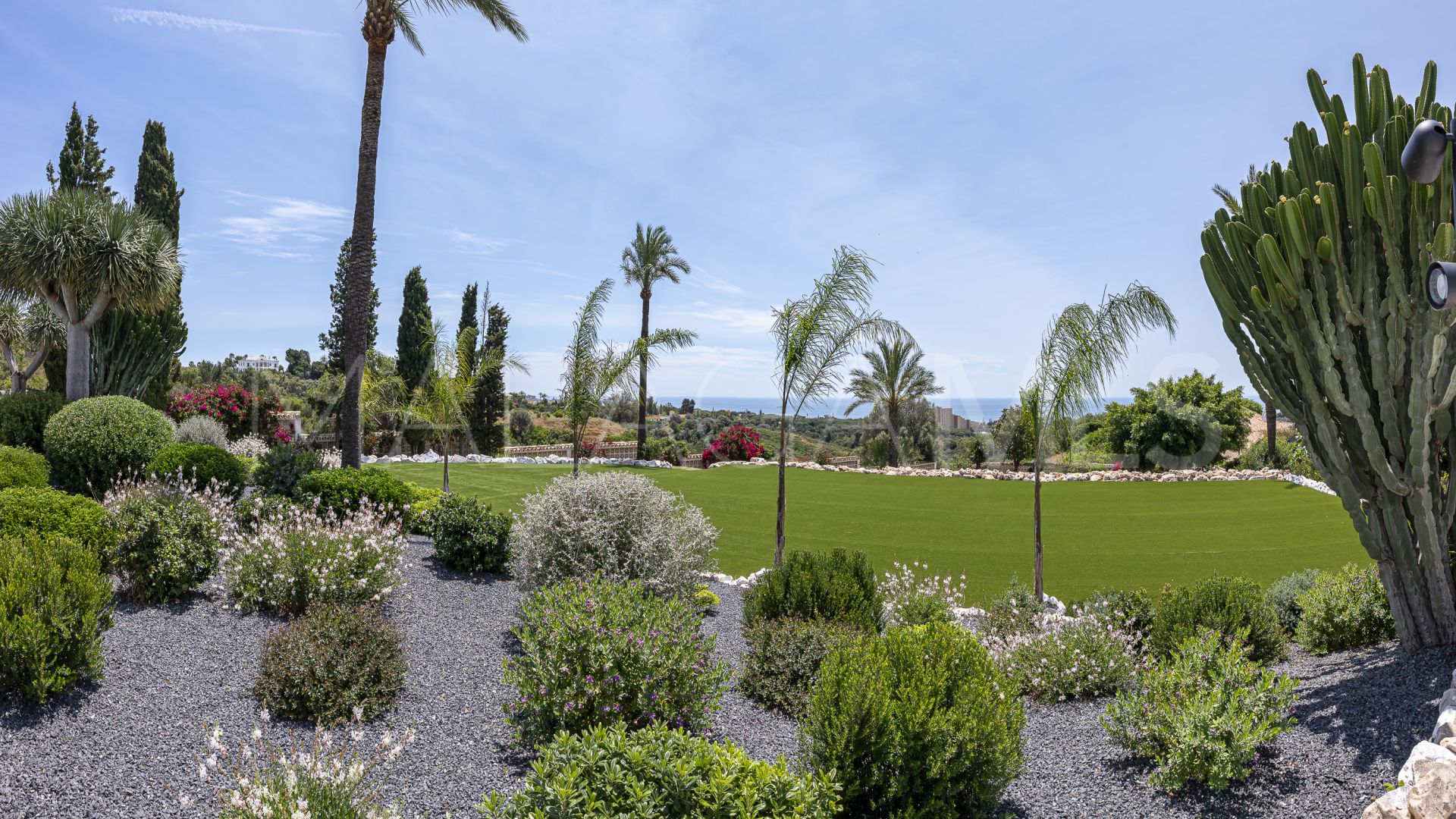 Villa for sale in Elviria