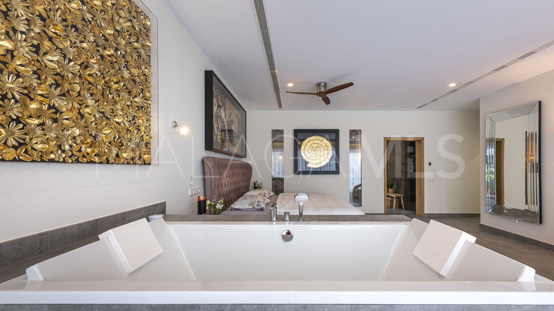 Villa for sale in Elviria