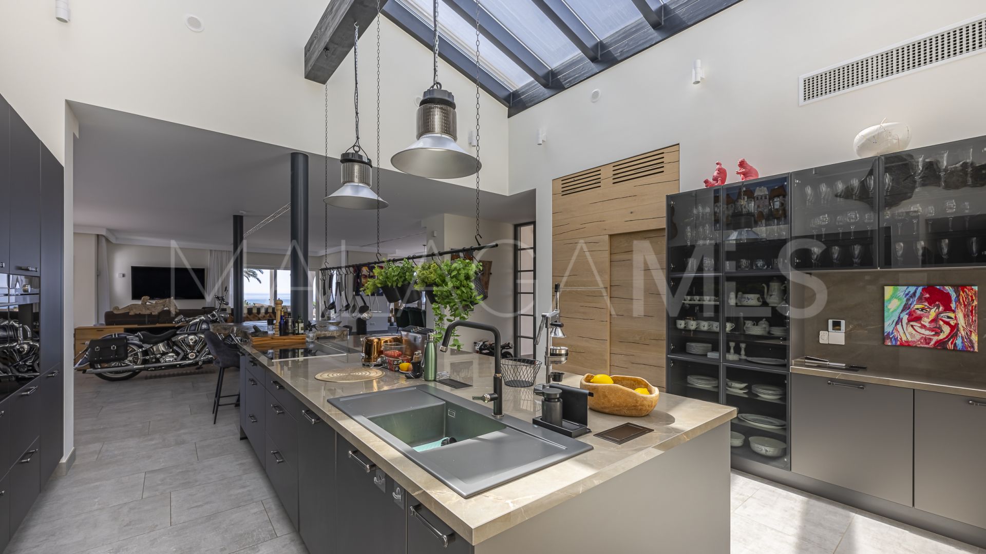 For sale Elviria villa with 7 bedrooms