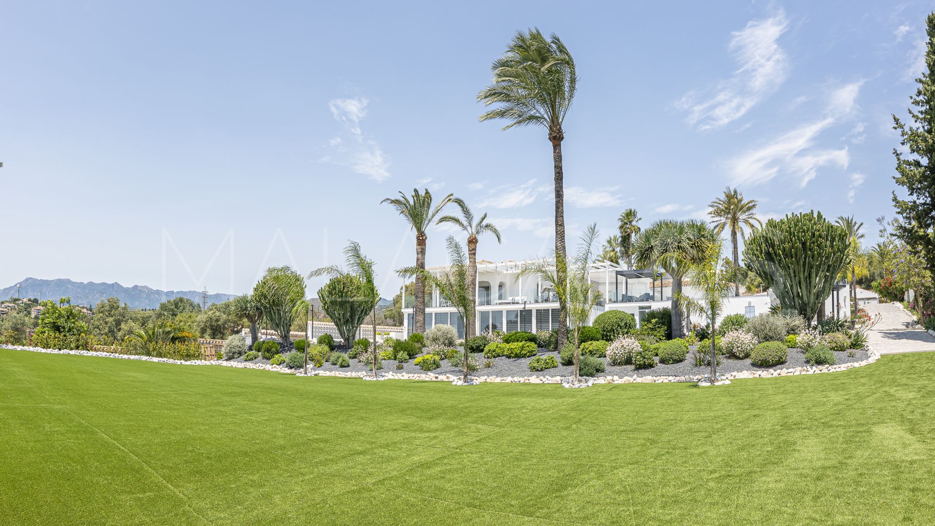 Villa for sale in Elviria
