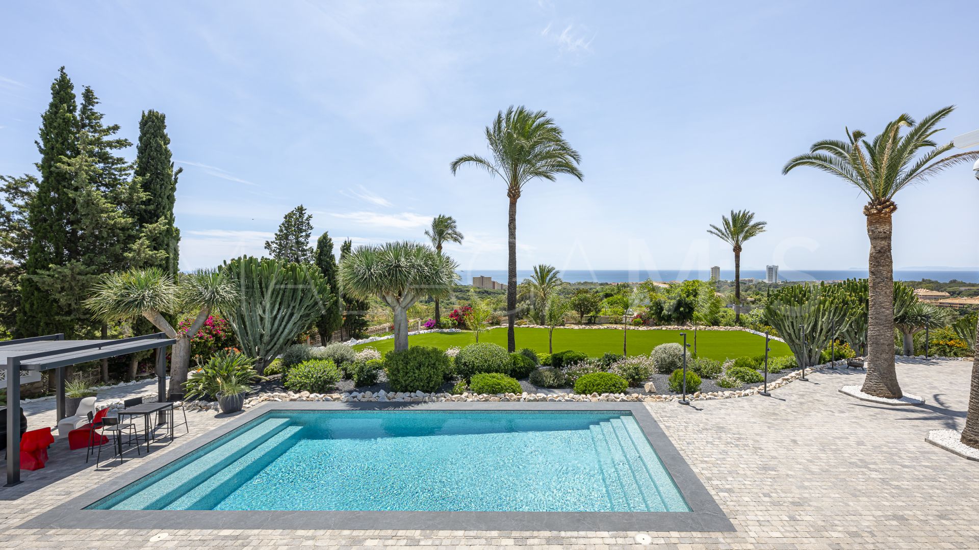 Villa for sale in Elviria