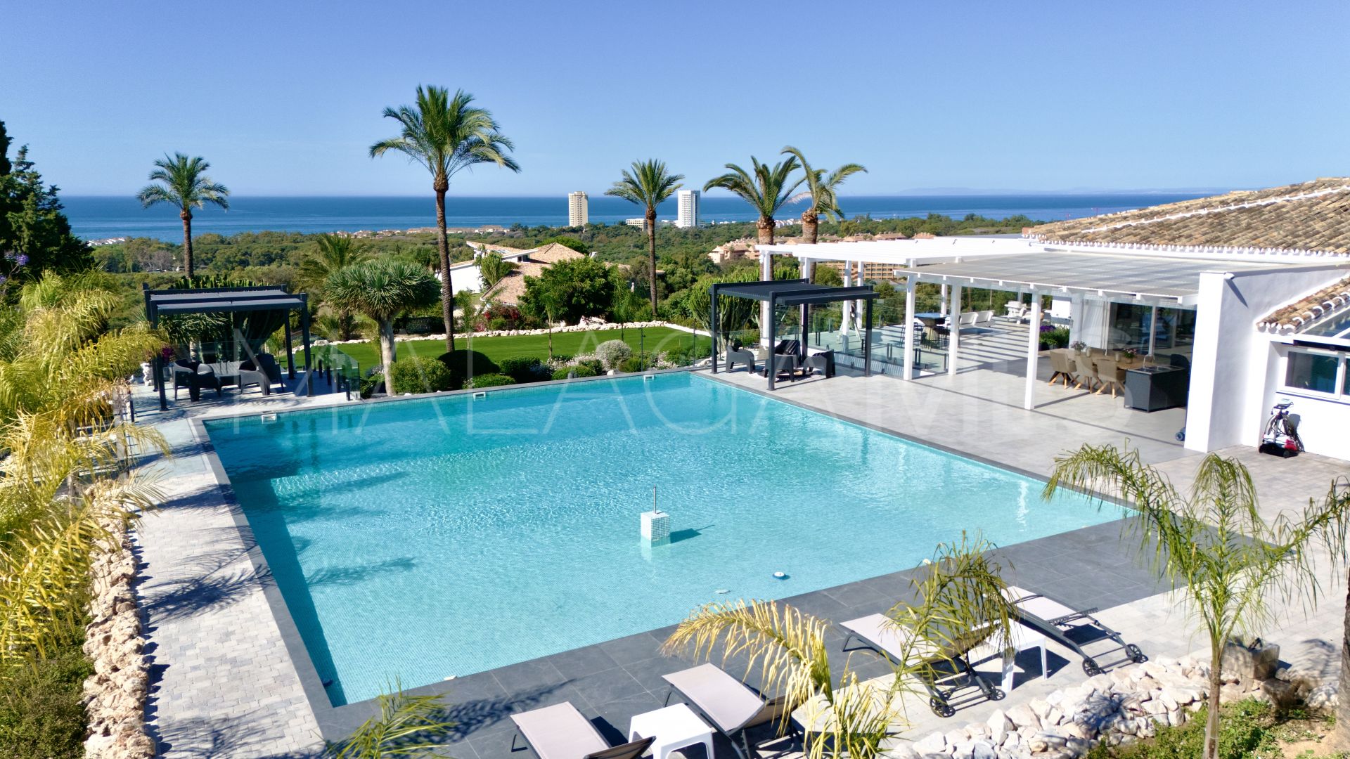 Villa for sale in Elviria