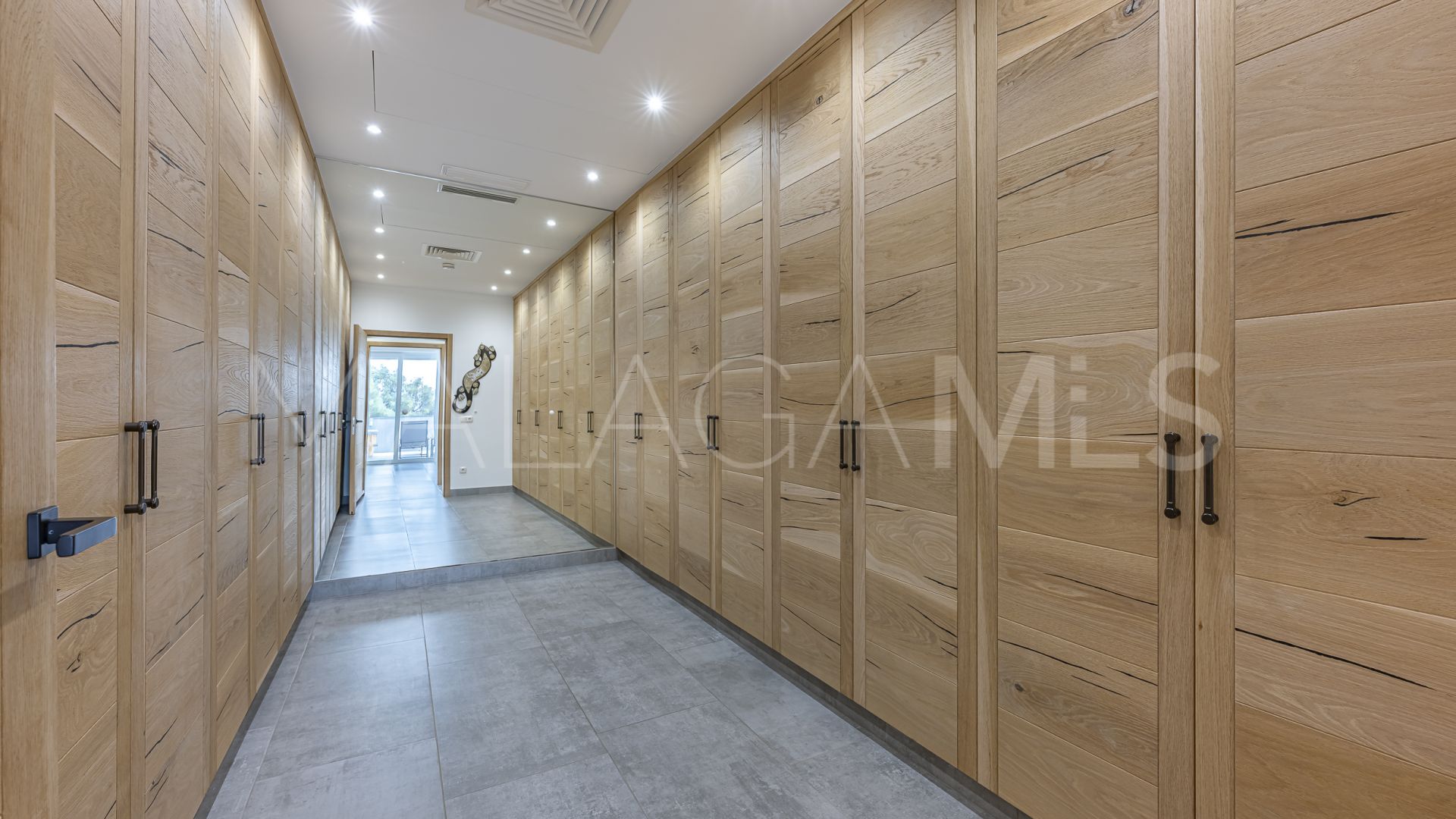 Villa for sale in Elviria