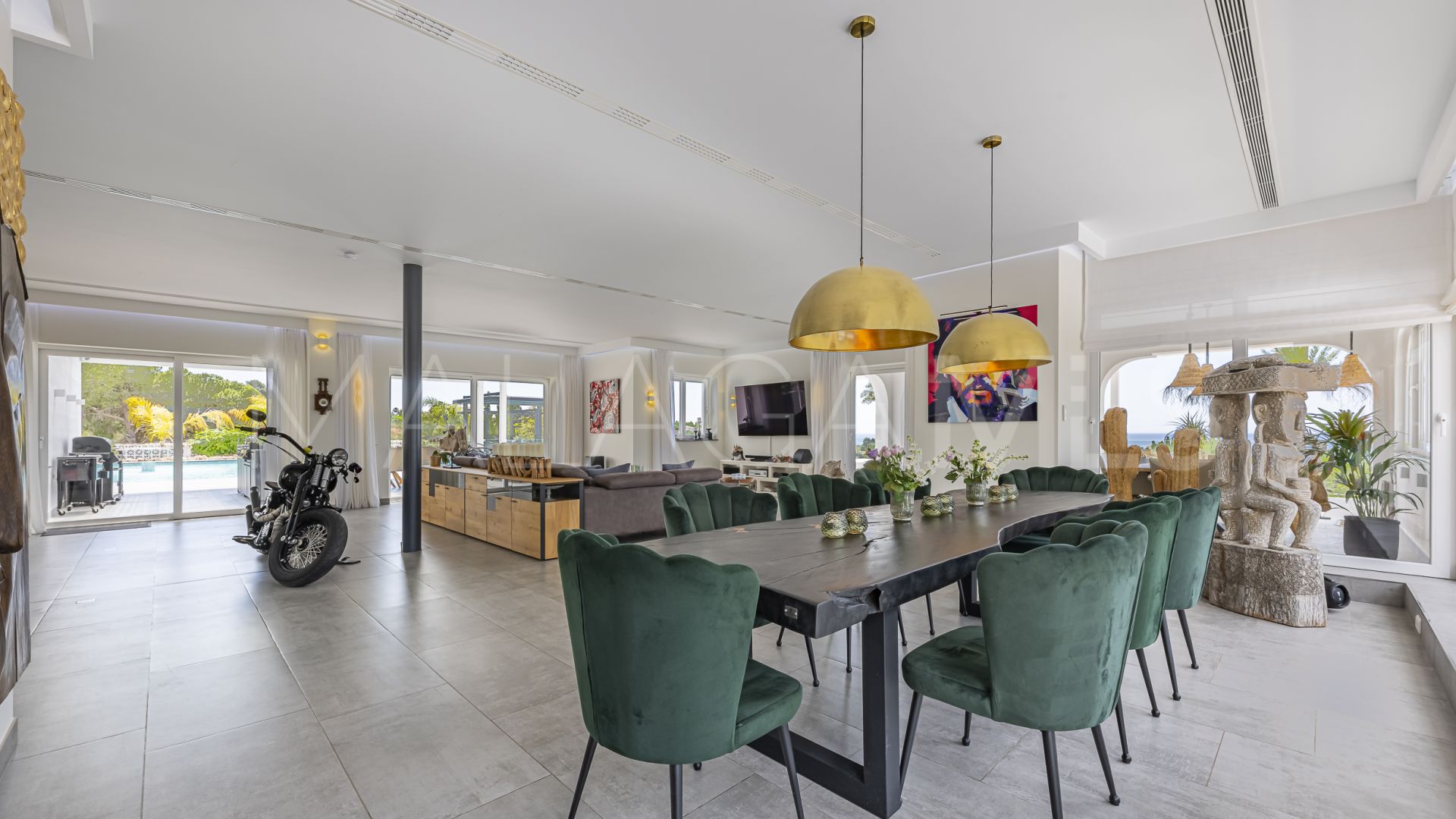 Villa for sale in Elviria