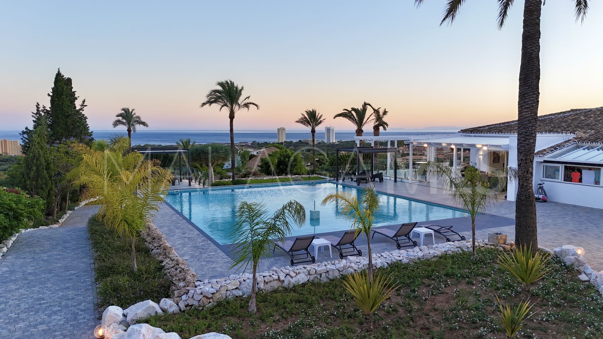 Villa for sale in Elviria