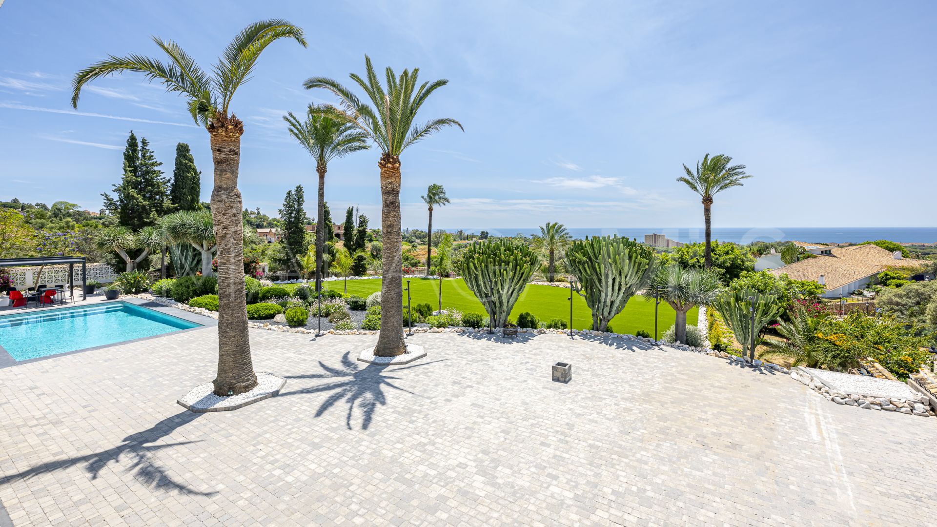 Villa for sale in Elviria