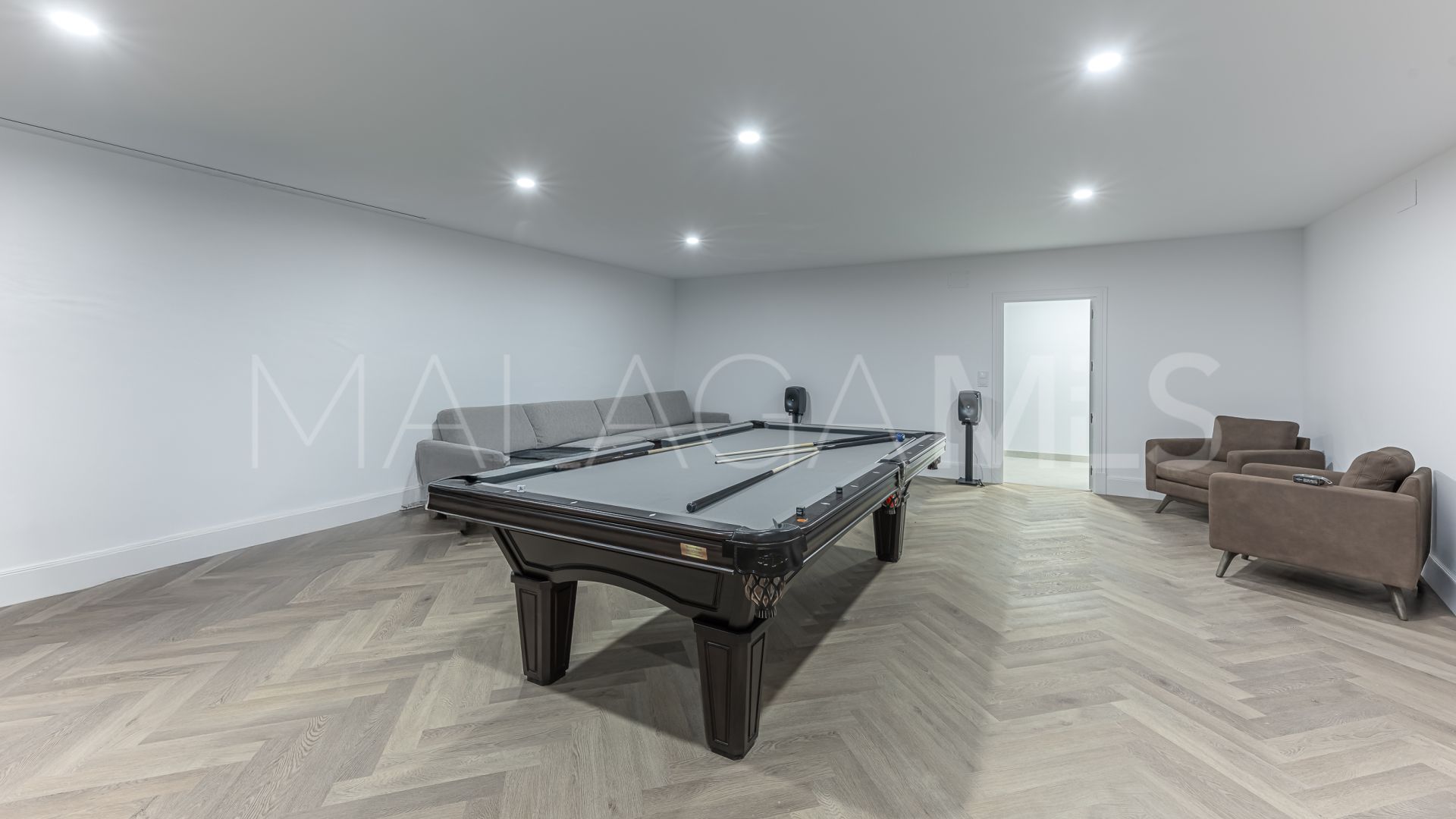 Villa for sale in Estepona