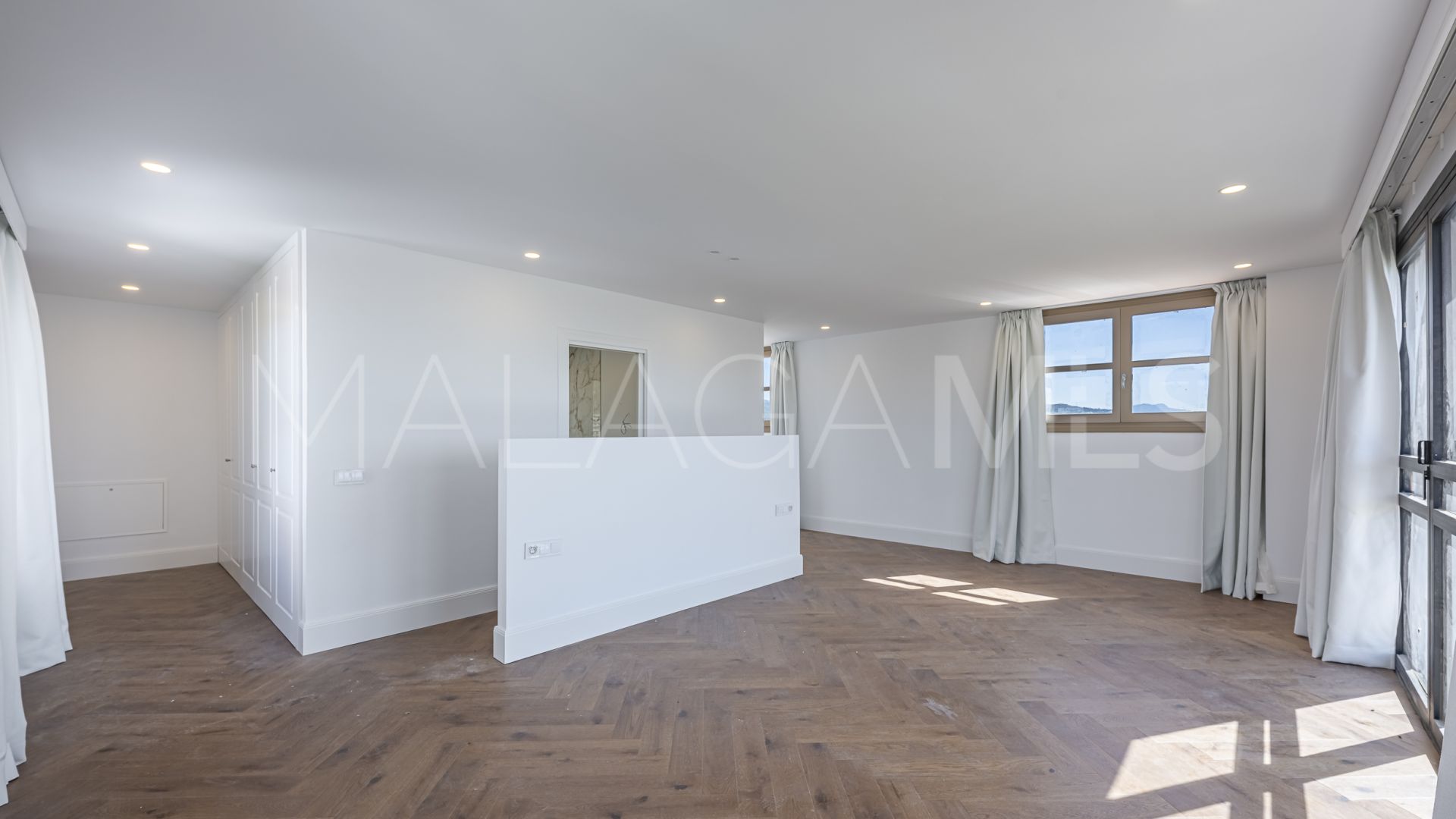 Villa for sale in Estepona