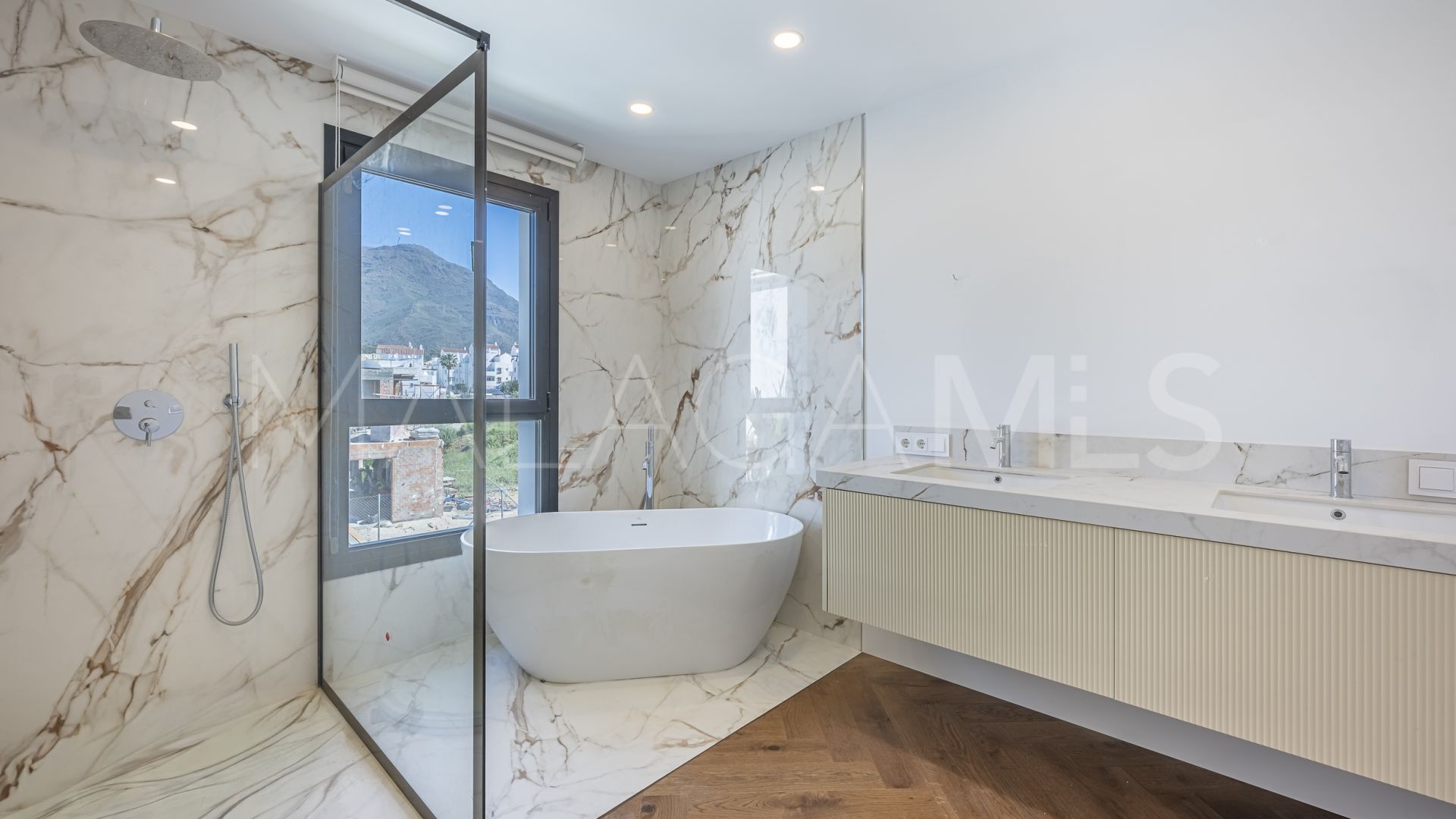 Villa for sale in Estepona