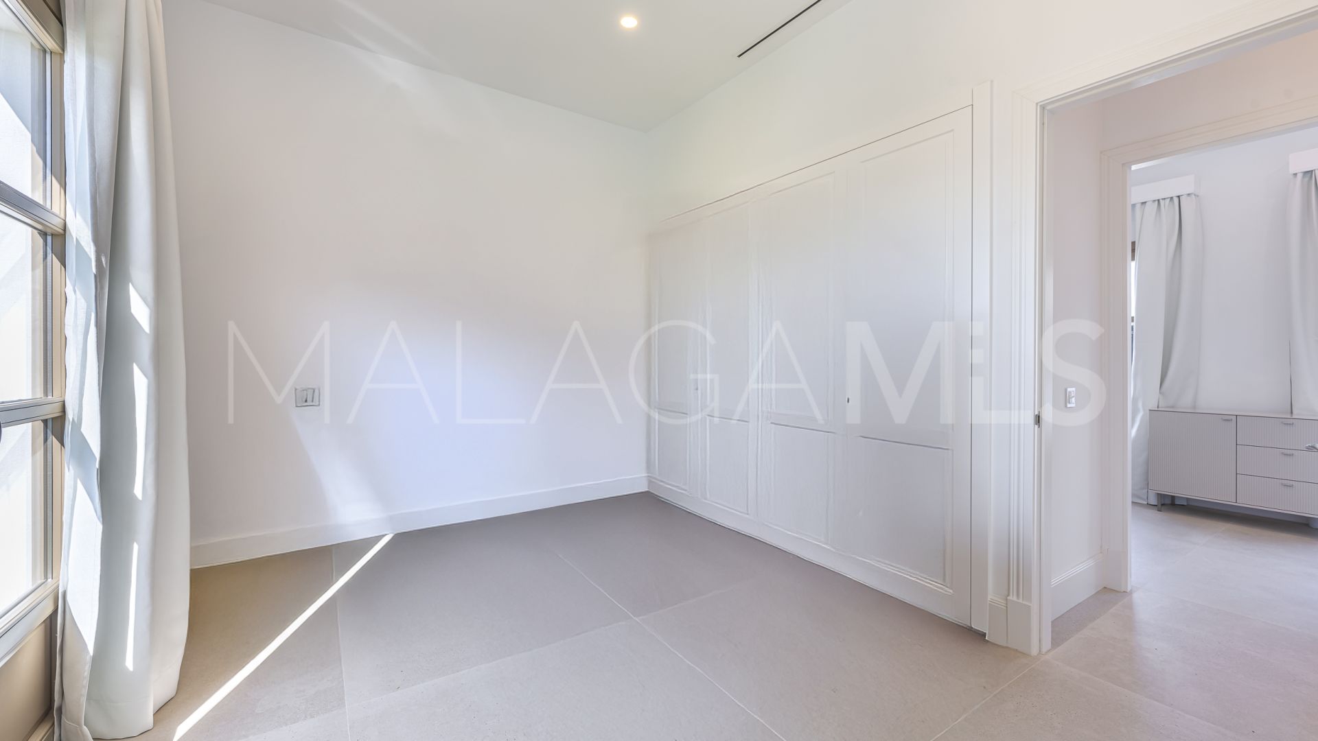 Villa for sale in Estepona