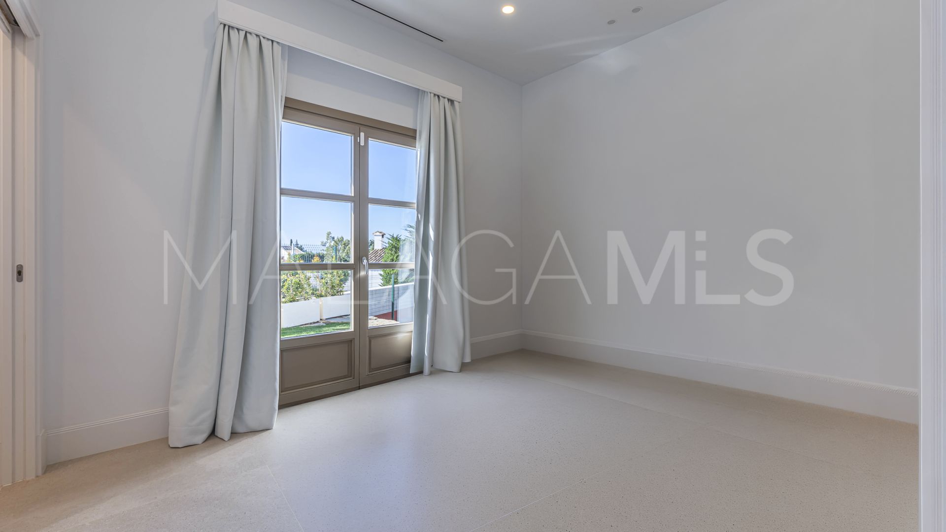 Villa for sale in Estepona