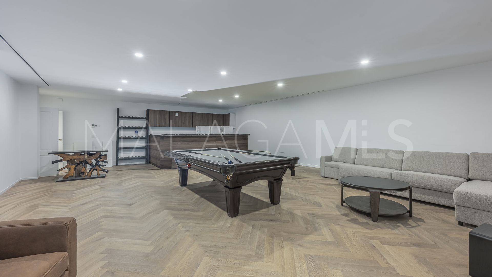 Villa for sale in Estepona