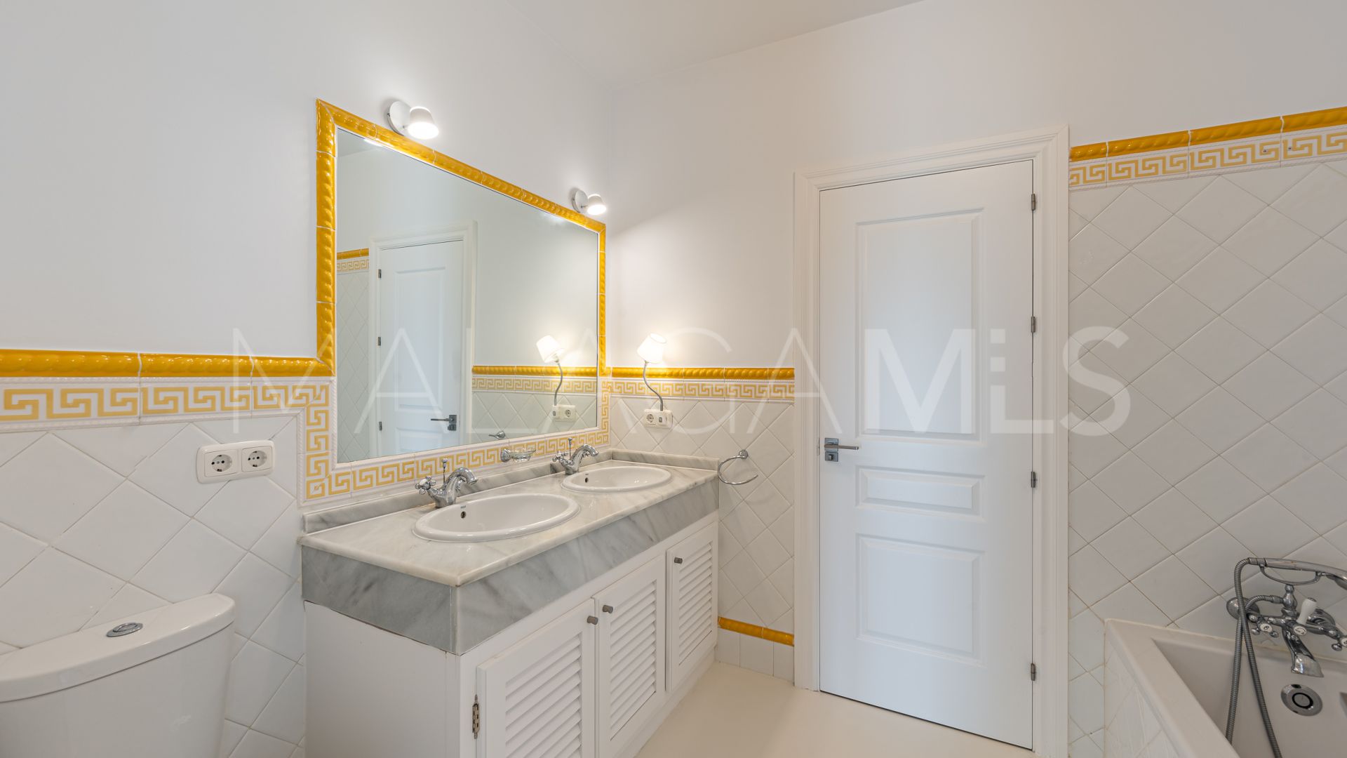 Adosado for sale with 3 bedrooms in Marbella Hill Club
