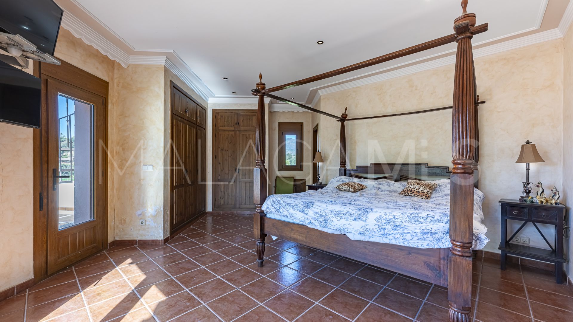 Finca for sale in Estepona