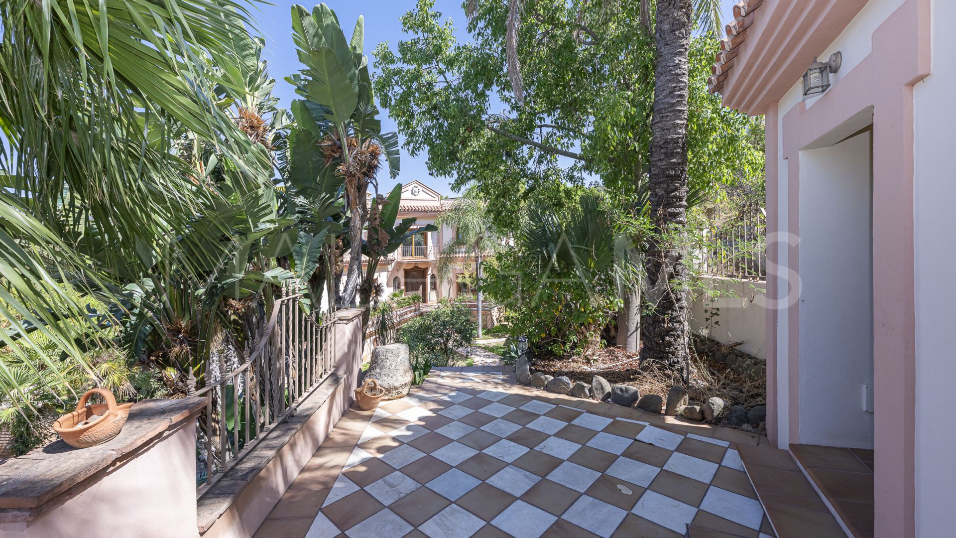 Finca for sale in Estepona