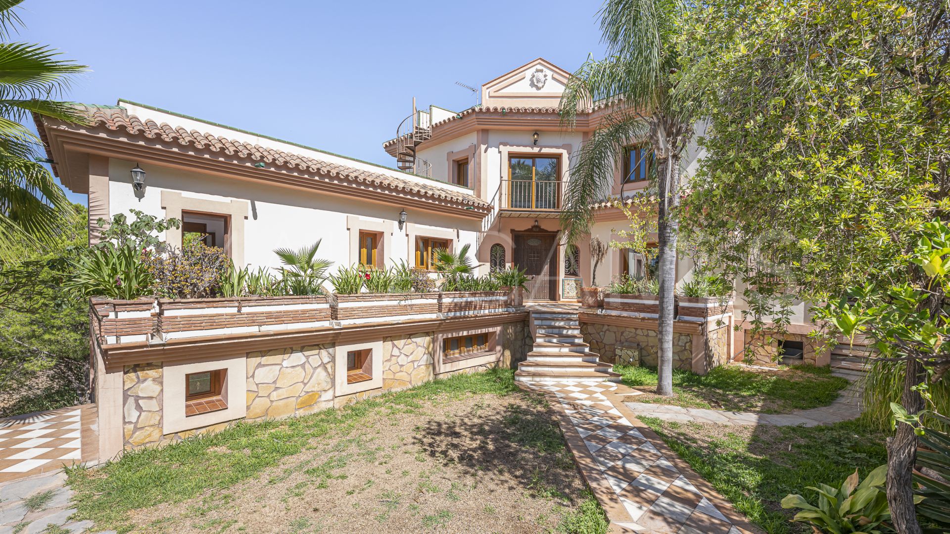 Finca for sale in Estepona