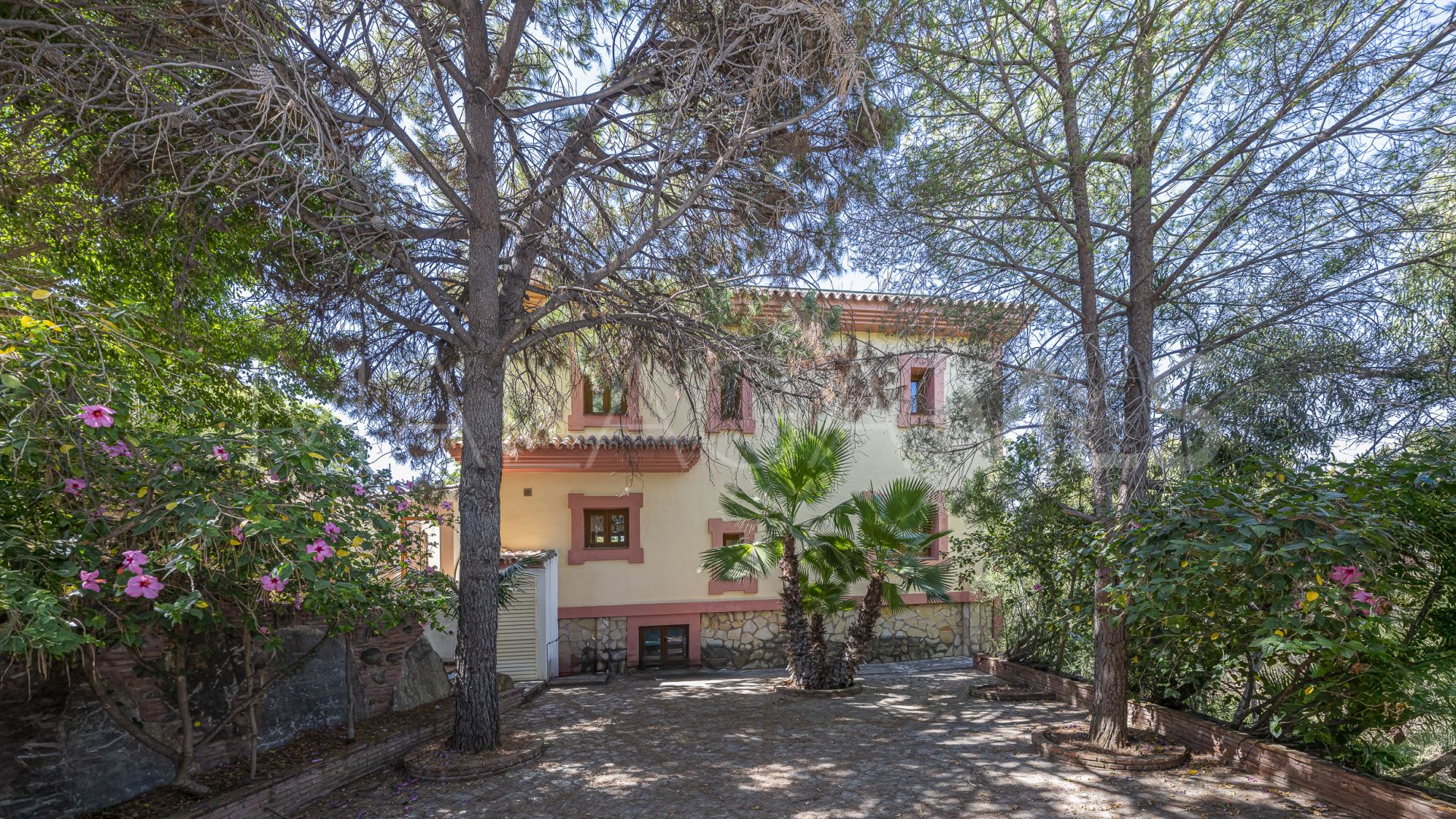 Finca for sale in Estepona