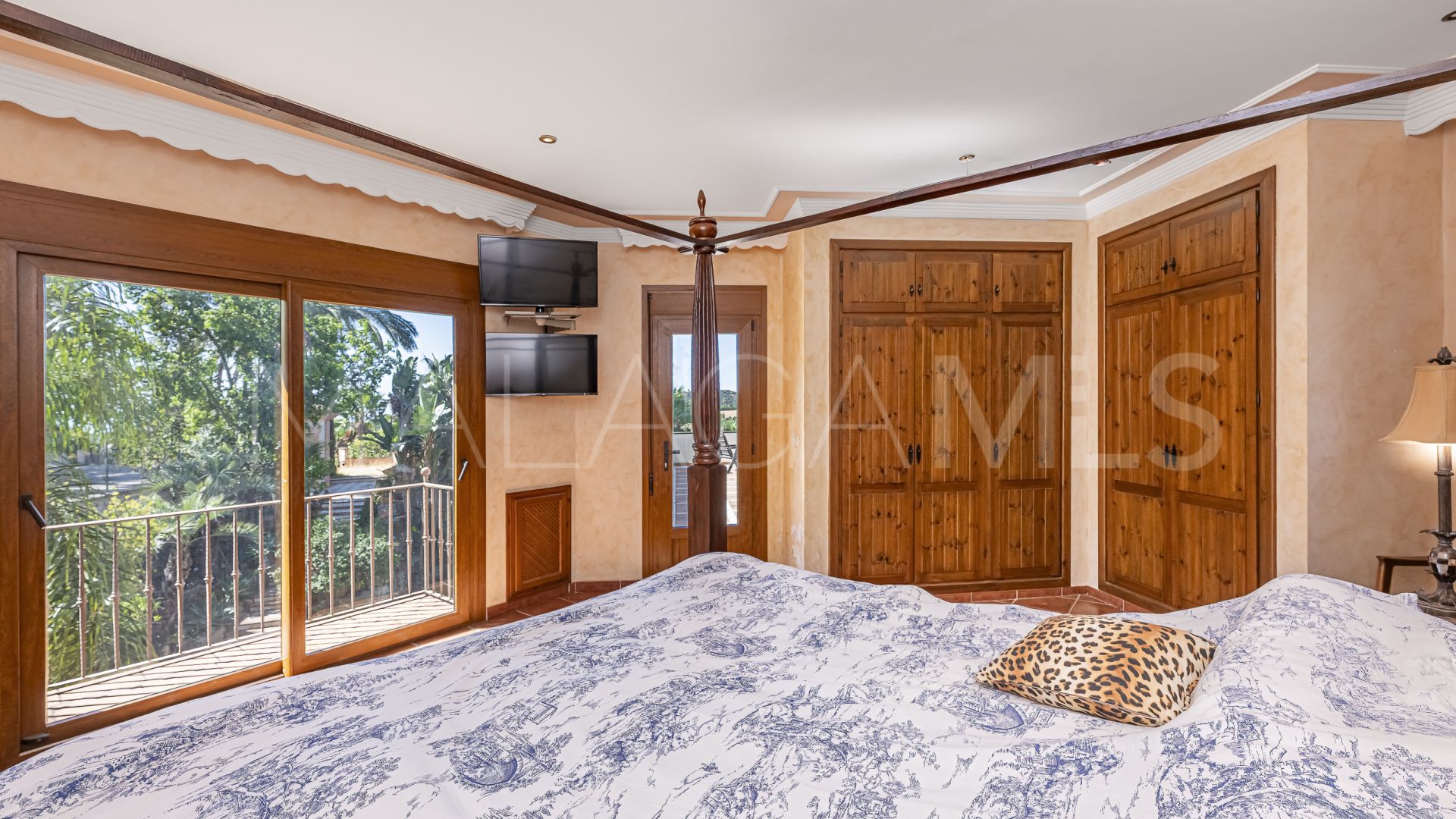 Finca for sale in Estepona