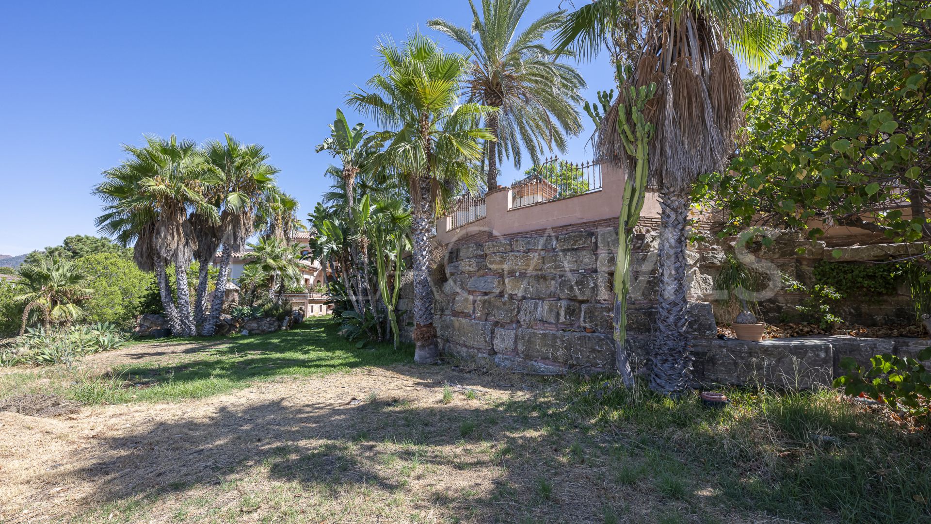 Finca for sale in Estepona