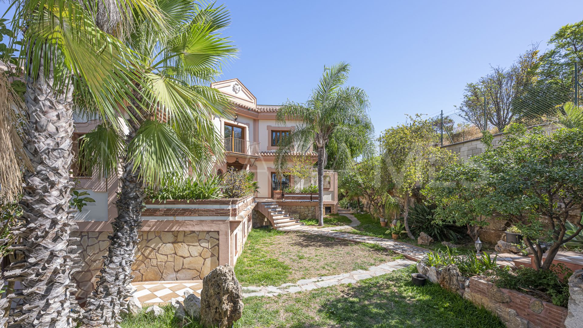 Finca for sale in Estepona