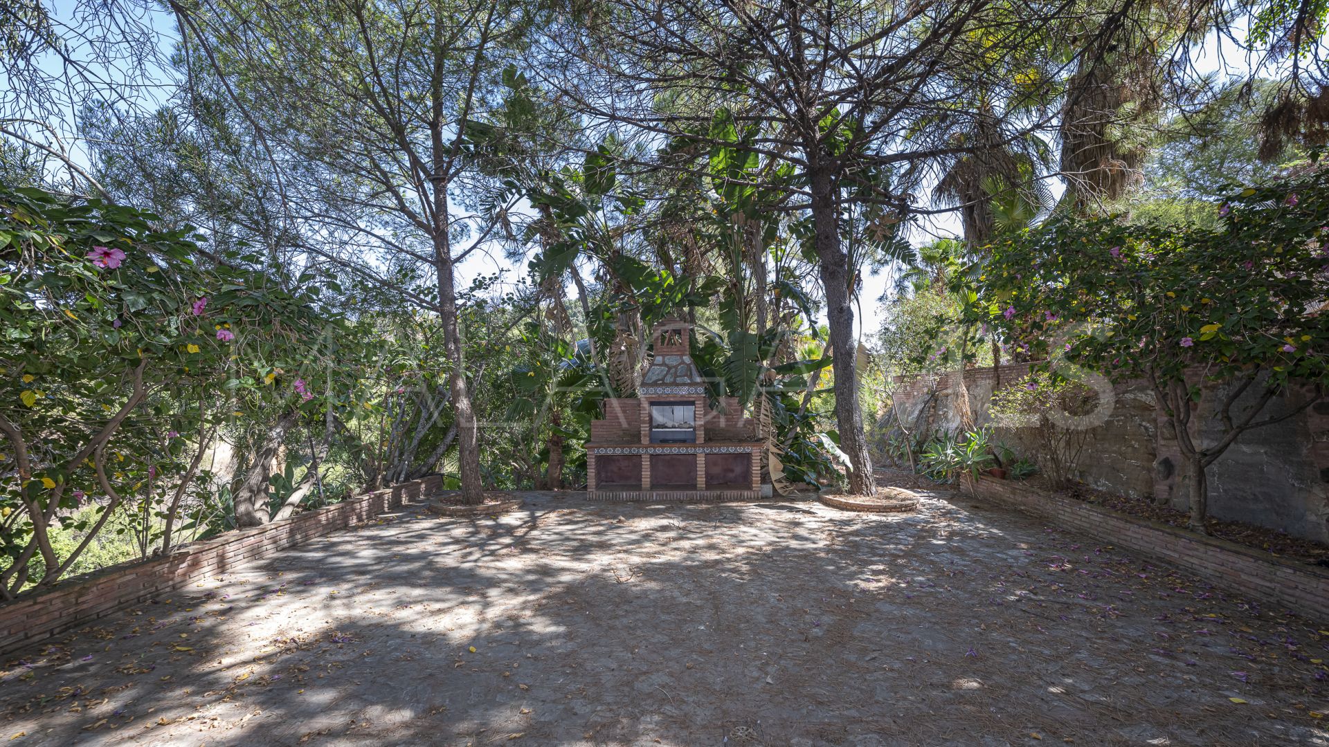 Finca for sale in Estepona