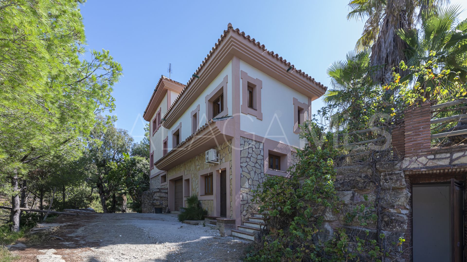 Finca for sale in Estepona