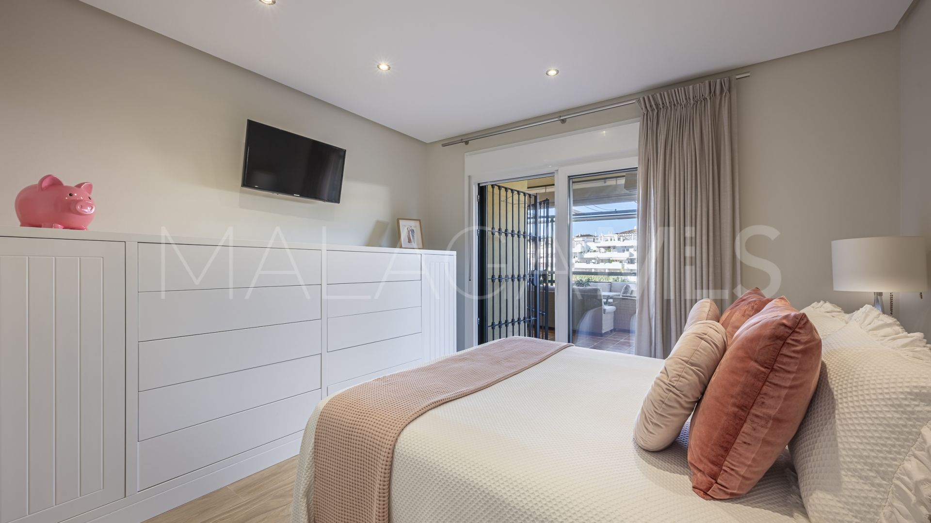 For sale ground floor apartment with 2 bedrooms in Las Joyas