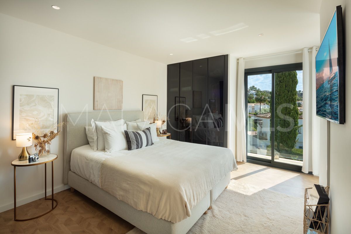 Buy villa in Nueva Andalucia de 4 bedrooms