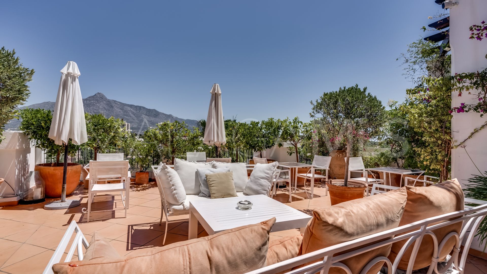 For sale penthouse with 3 bedrooms in Nueva Andalucia