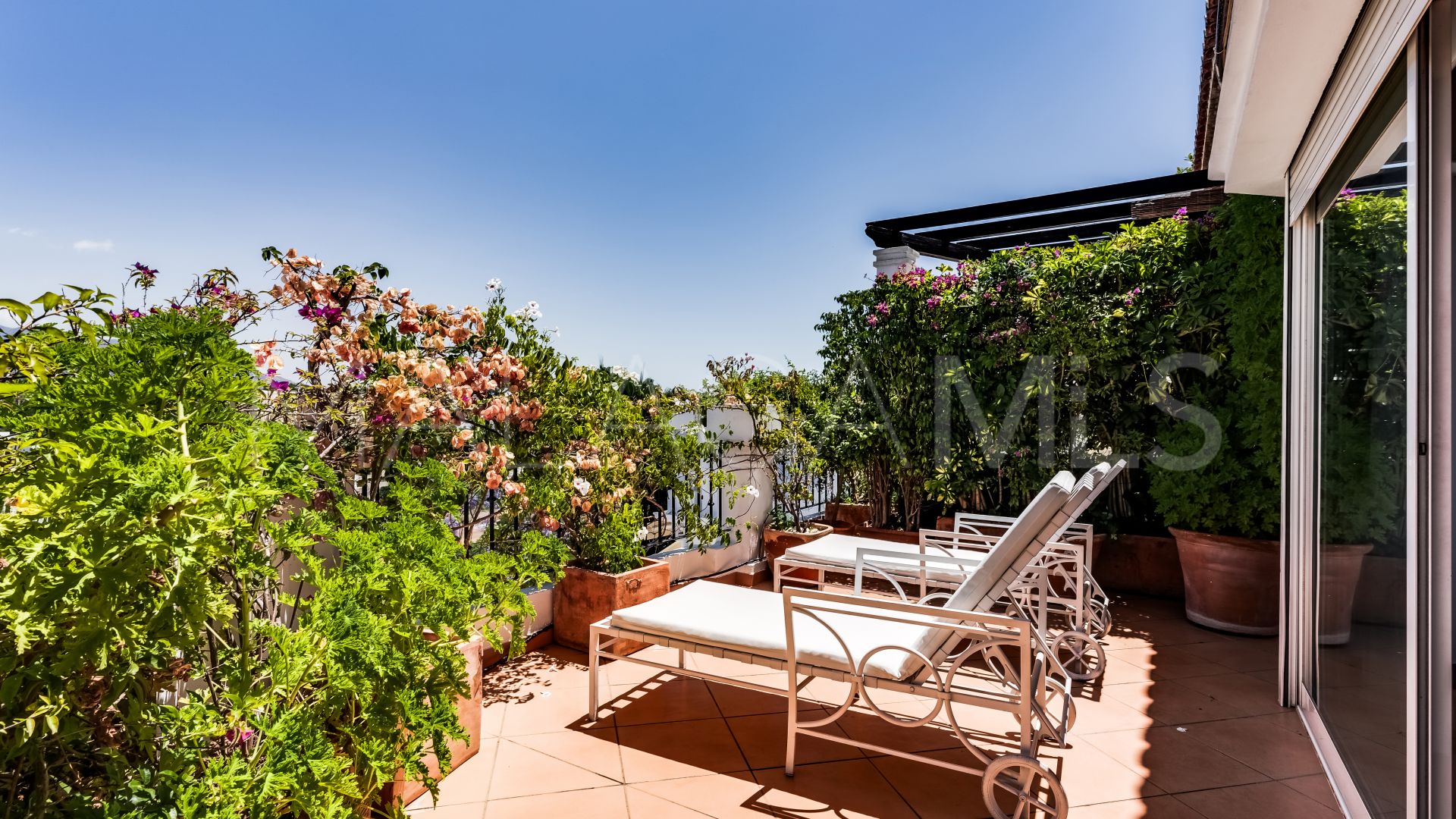 For sale penthouse with 3 bedrooms in Nueva Andalucia