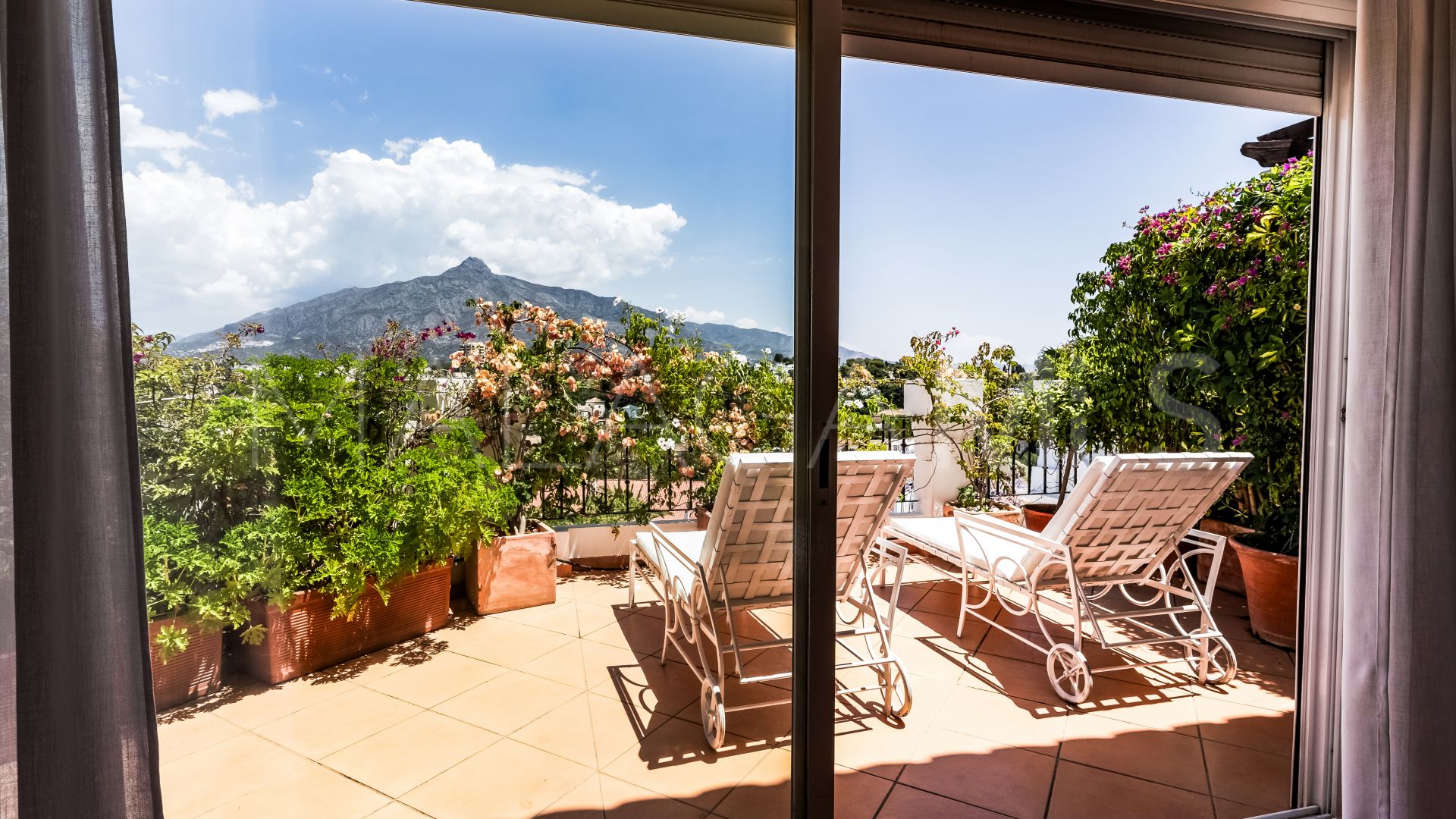 For sale penthouse with 3 bedrooms in Nueva Andalucia