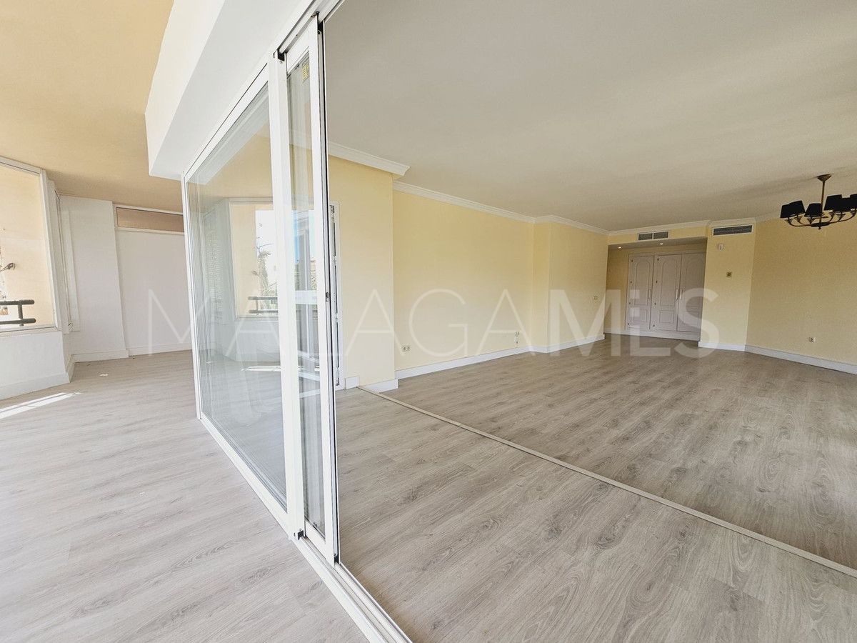 Ground floor apartment with 3 bedrooms for sale in Elviria