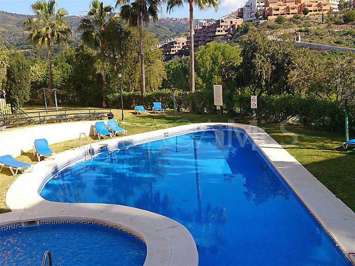 Ground floor apartment with 3 bedrooms for sale in Elviria