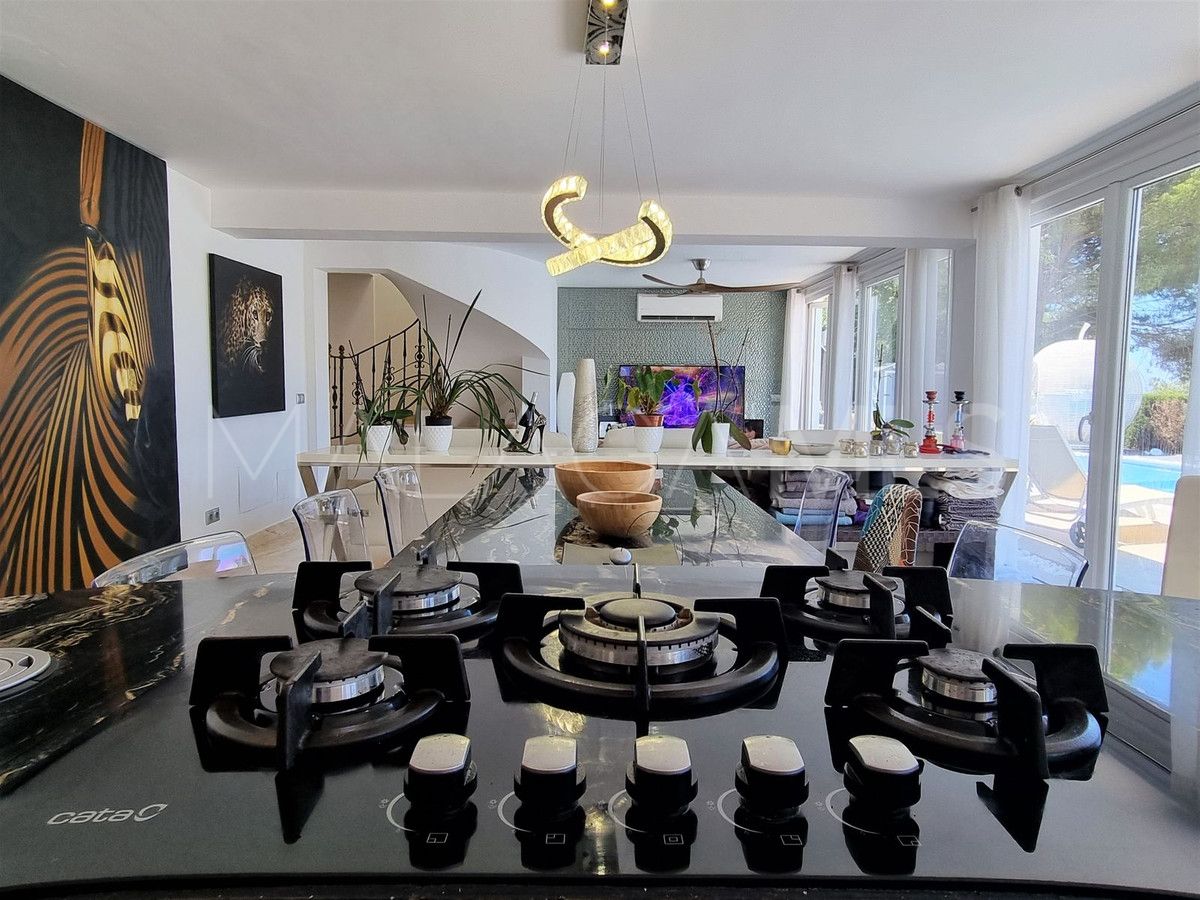 Villa for sale in Elviria