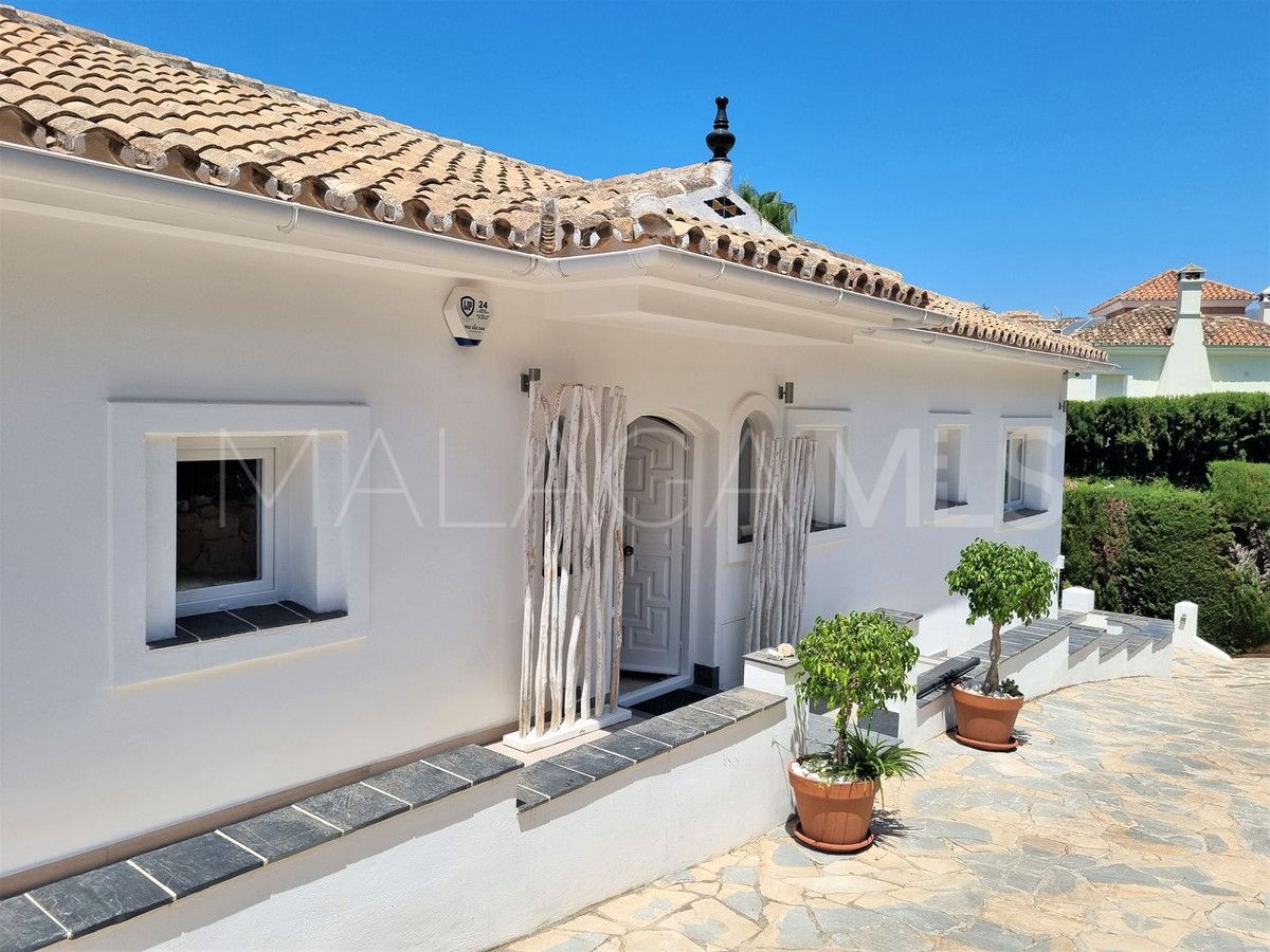 Villa for sale in Elviria