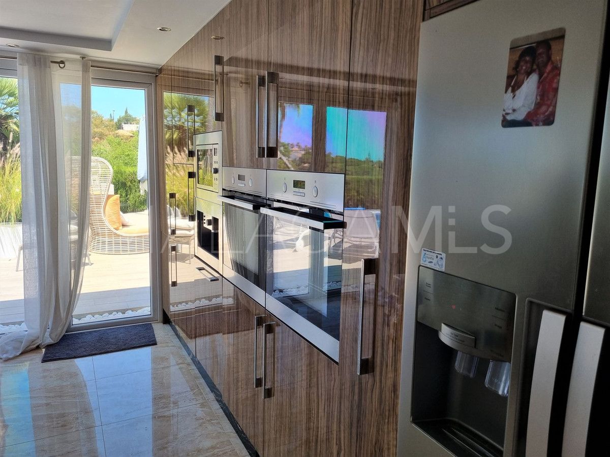 Villa for sale with 5 bedrooms in Elviria