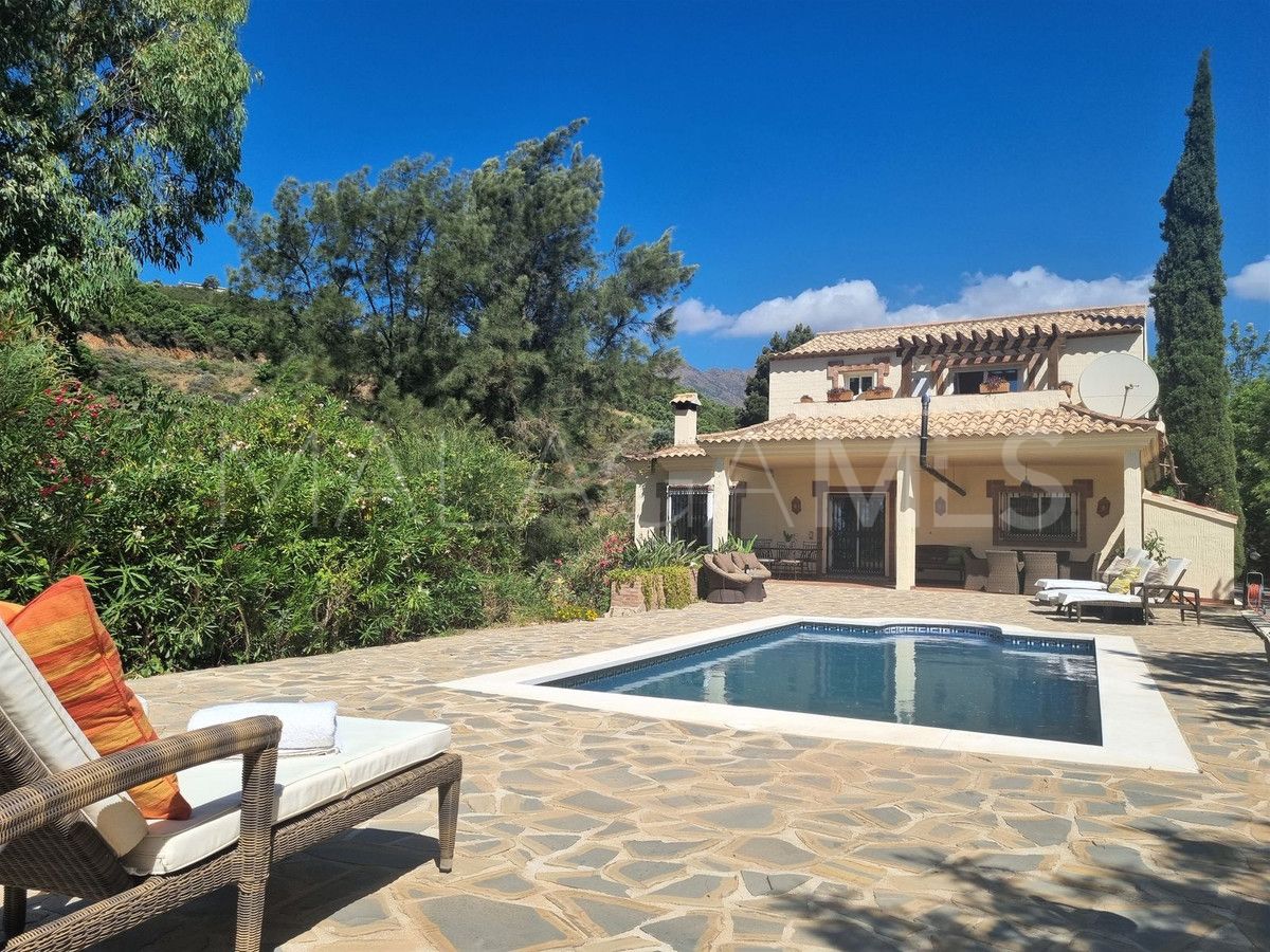 Buy Estepona 3 bedrooms villa