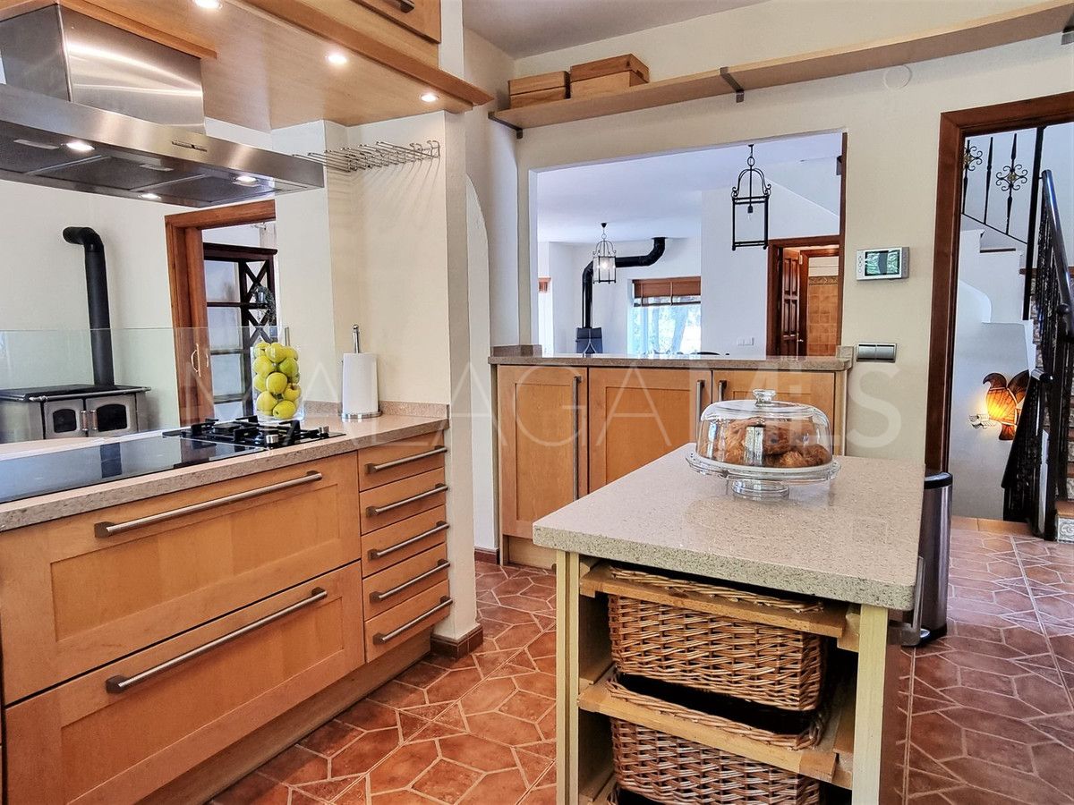 Buy Estepona 3 bedrooms villa