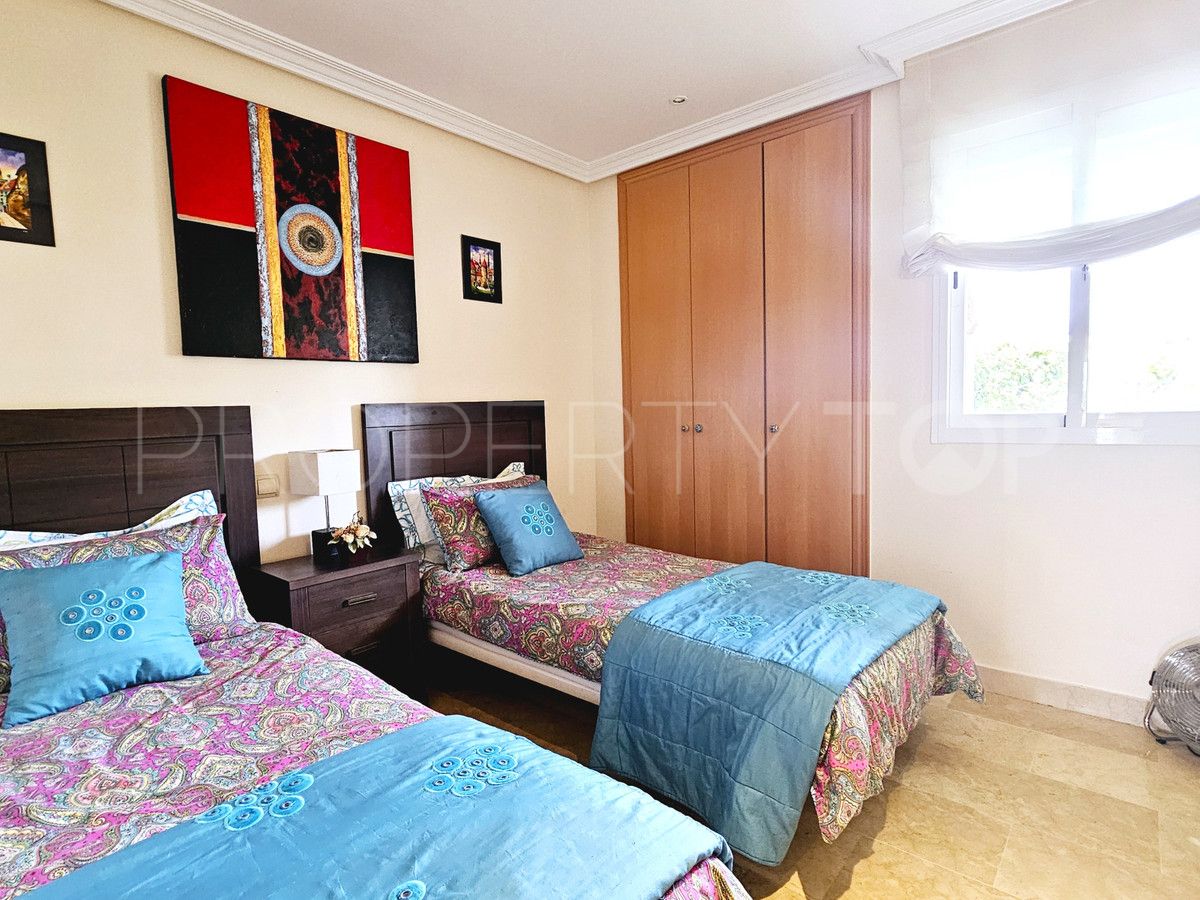Apartamento planta baja a la venta con 3 dormitorios en Selwo