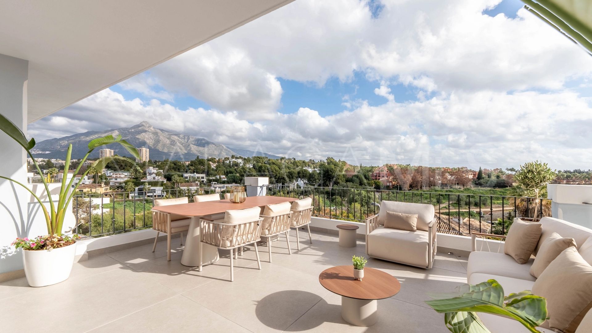 Duplex penthouse for sale in Nueva Andalucia