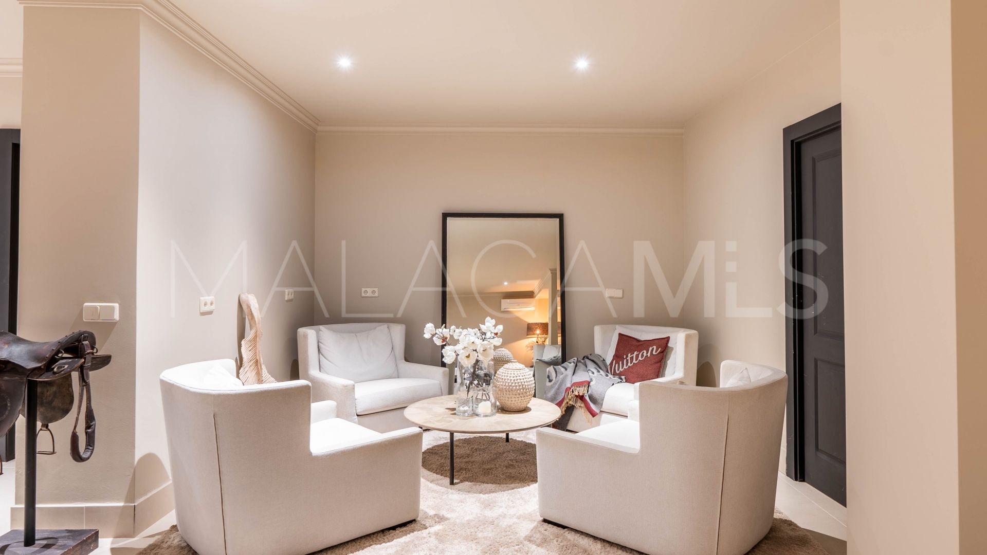Villa for sale in Nueva Andalucia